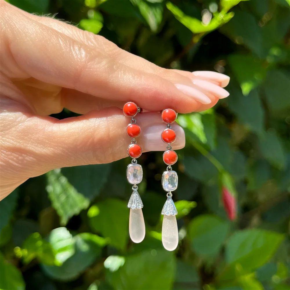 Modernista Orecchini a goccia in platino con quarzo rosa e corallo tondo d'epoca in vendita