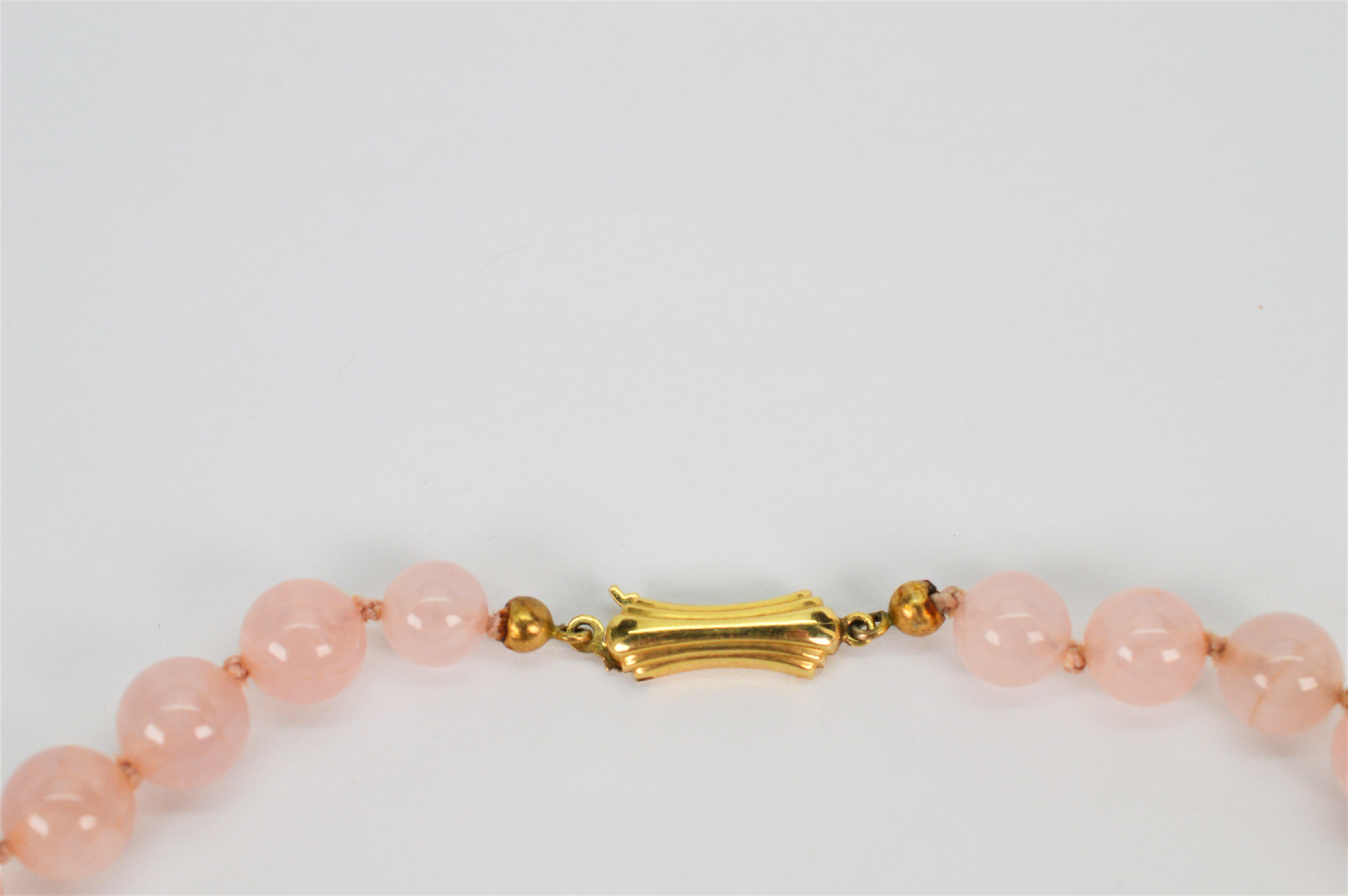 Vintage Rosenquarz Perlenkette mit 14K Gelbgold Verschluss im Zustand „Gut“ im Angebot in Mount Kisco, NY