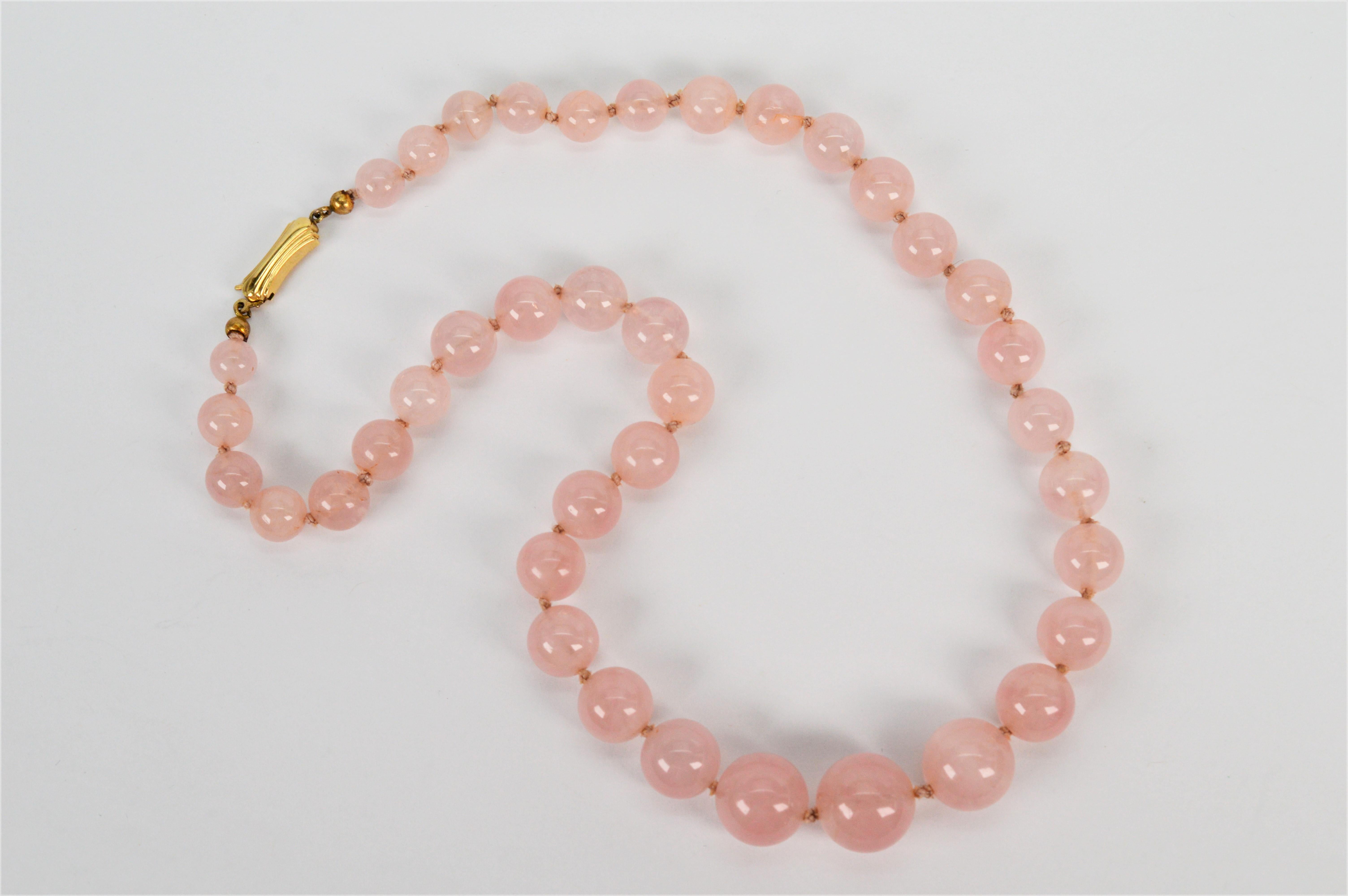Vintage Rosenquarz Perlenkette mit 14K Gelbgold Verschluss Damen im Angebot