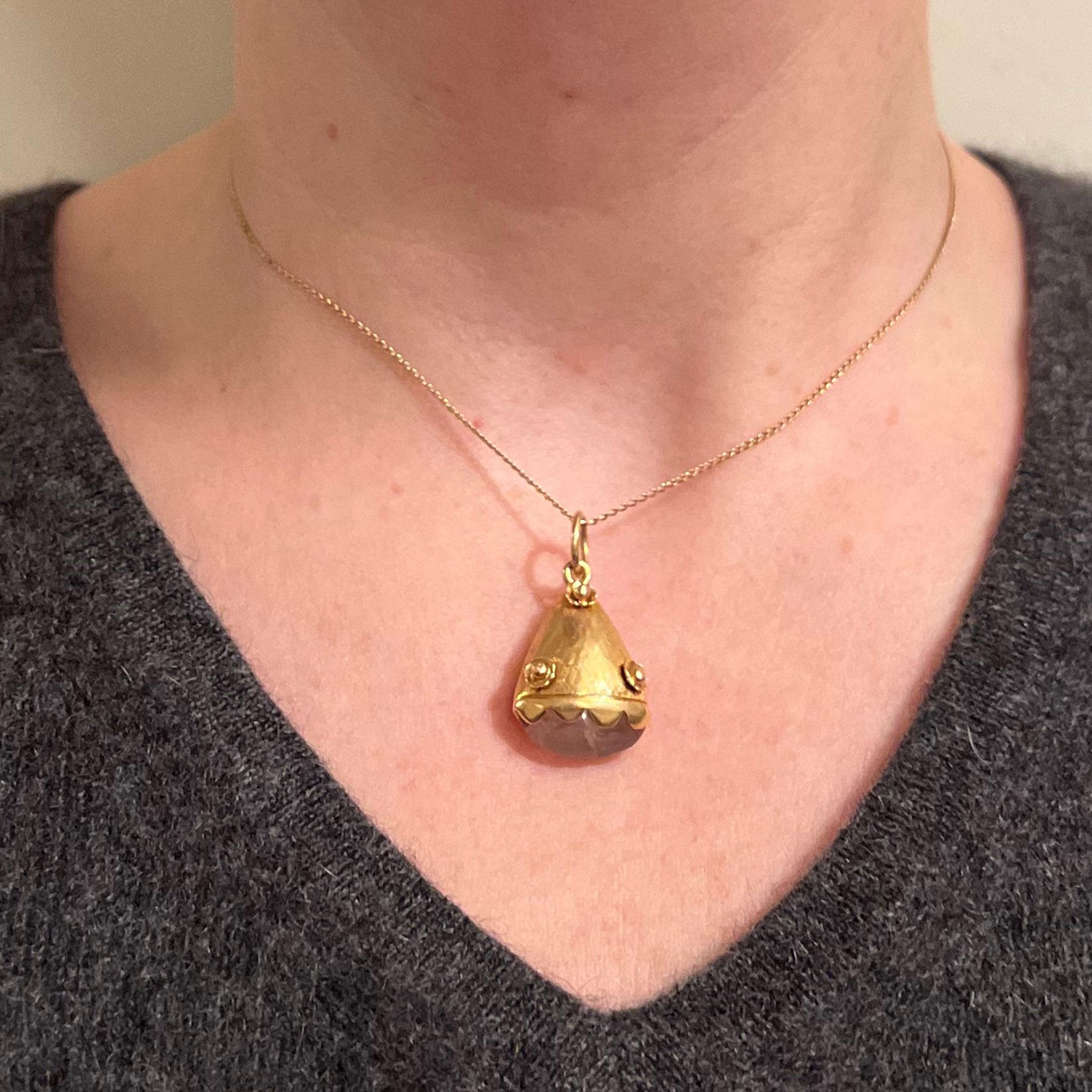 Vintage Rose Quartz Flowers 18 Karat Yellow Gold Charm Pendant In Good Condition For Sale In London, GB
