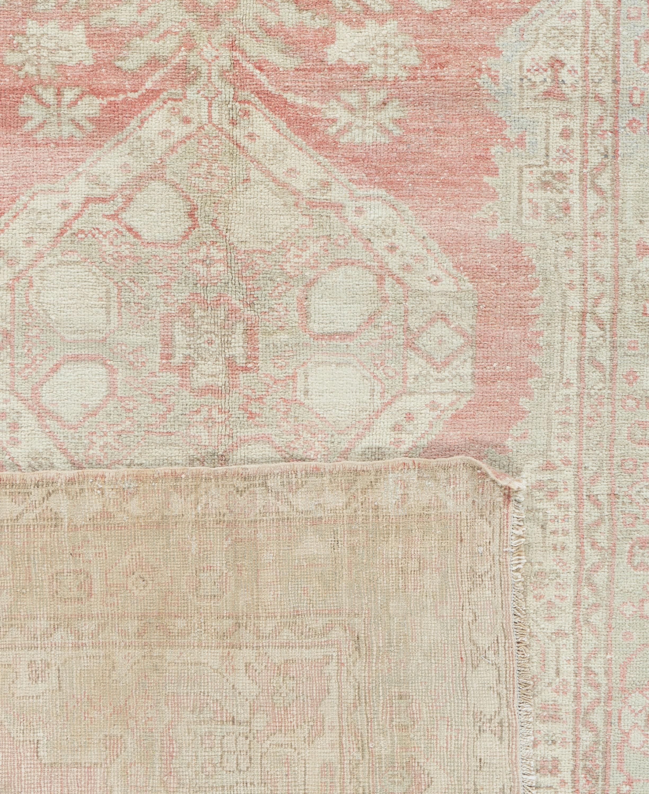Vintage Rose Türkisch Oushak Teppich 4'1 X 7'7 im Zustand „Gut“ im Angebot in New York, NY