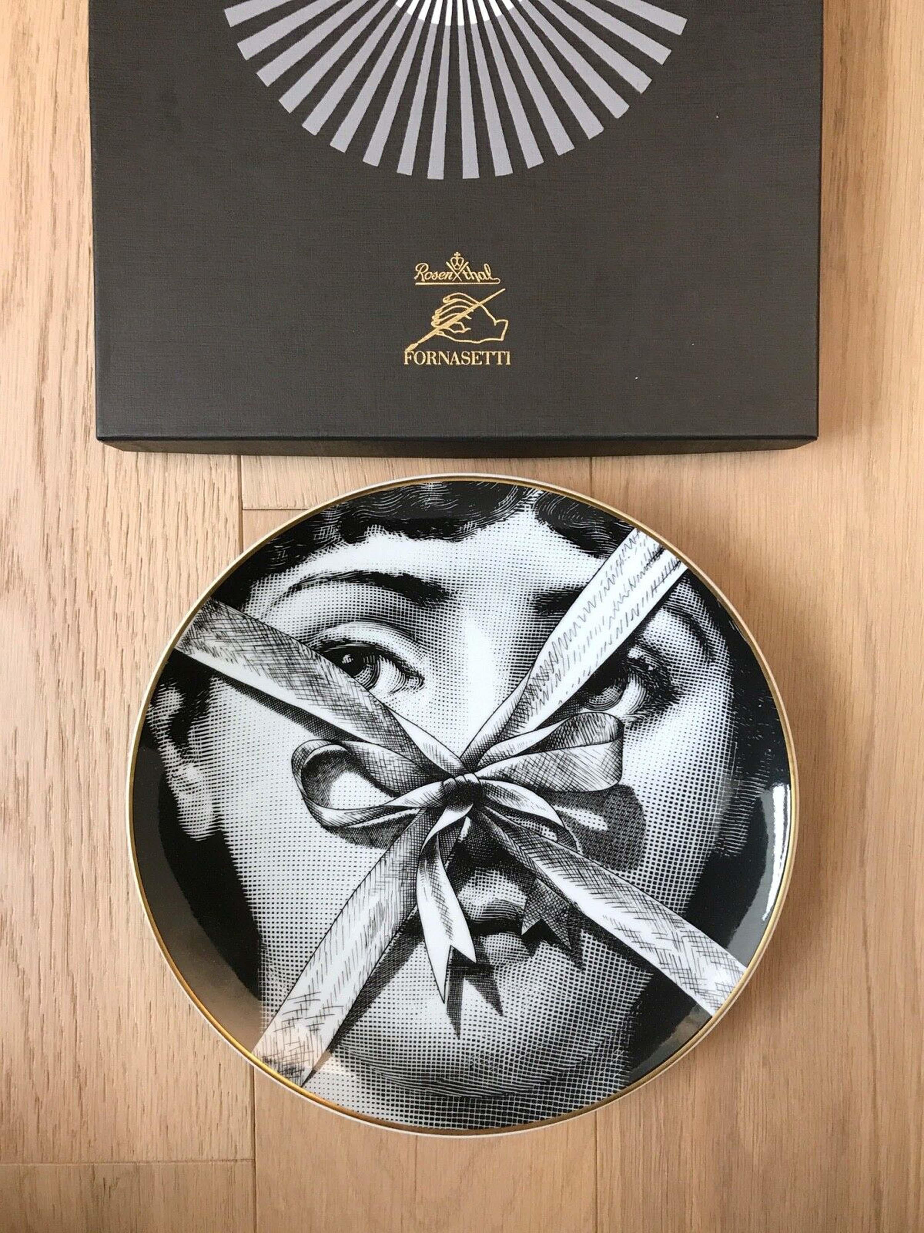 Vintage Rosenthal Fornasetti porcelain Temi E Variazioni Motiv 32,
Lina Cavalieri,
With original box,
1980s.

The striking Rosenthal Fornasetti gold-rimmed black and white printed plate with the face of Lina Cavalieri.

Measures: Diameter 9