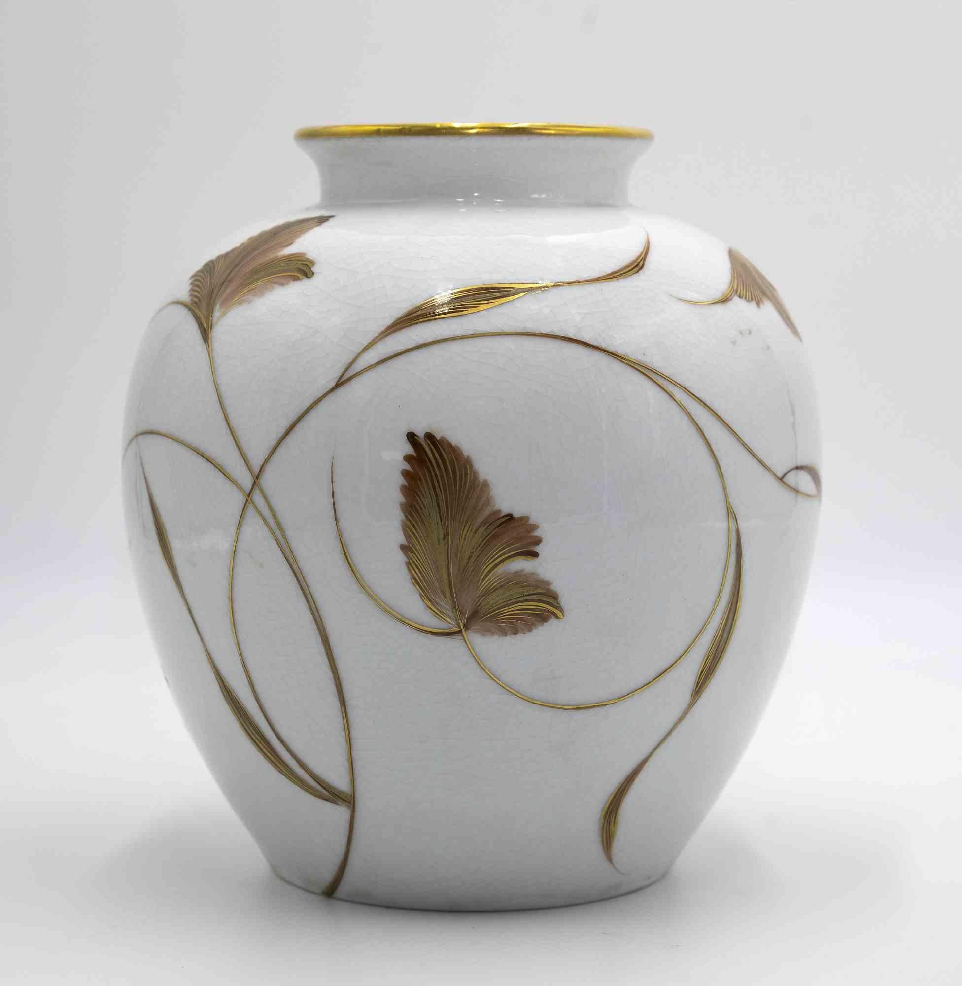 Vintage Rosenthal Gilded Porcelain Vase is an original decorative object realized in the half of 20th century by Rosenthal.

A very elegant vase entirely realized in porcelain.

The body is decorated with a gilded flower decoration.

Label on