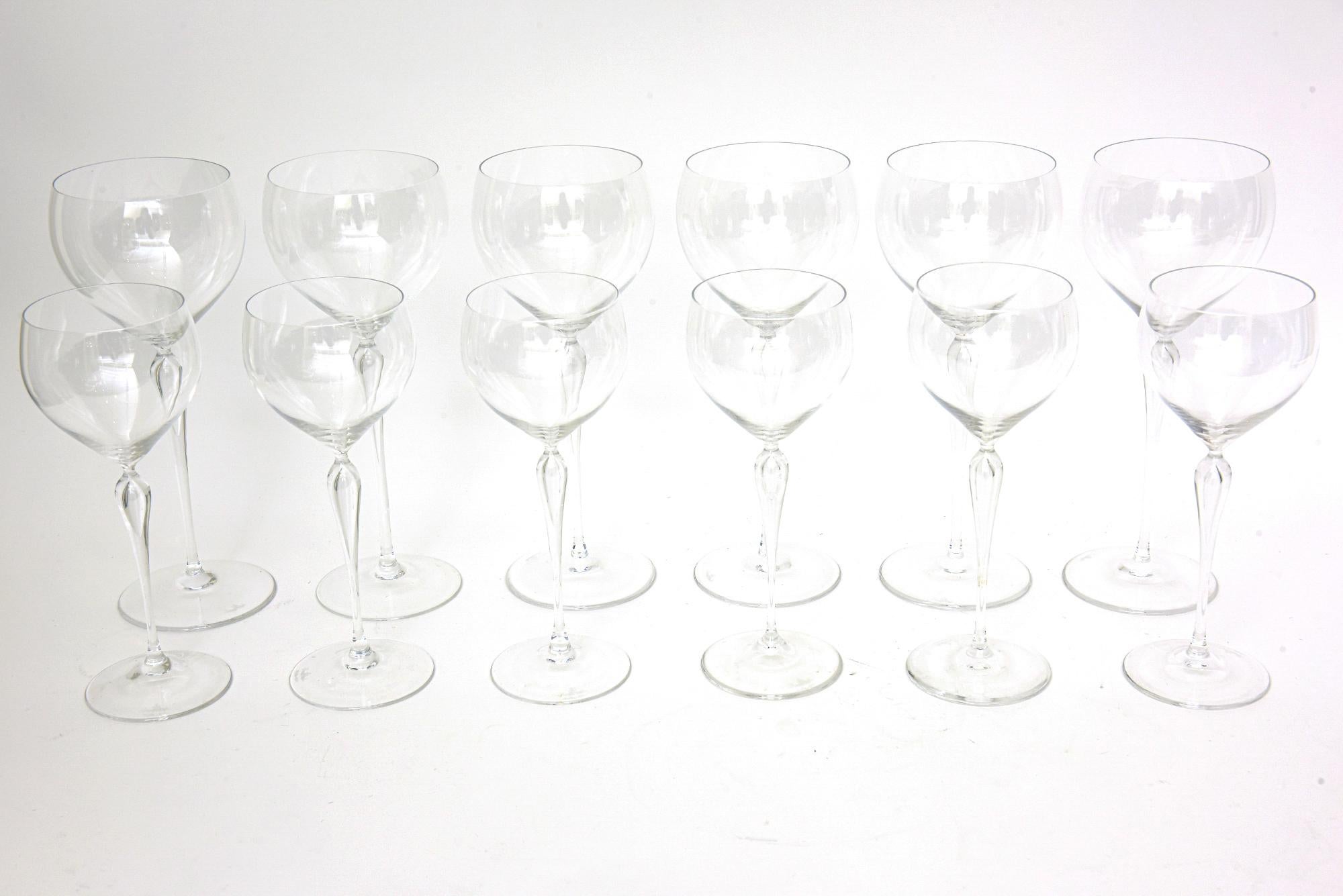 Este elegante juego modernista y vintage Rosenthal de copas de vino de cristal de plomo soplado a mano, tanto rojas como blancas, se fabricó en Alemania y es de los años 80. Se llama patrón Maitre y suena con sencillez, refinamiento y atributos