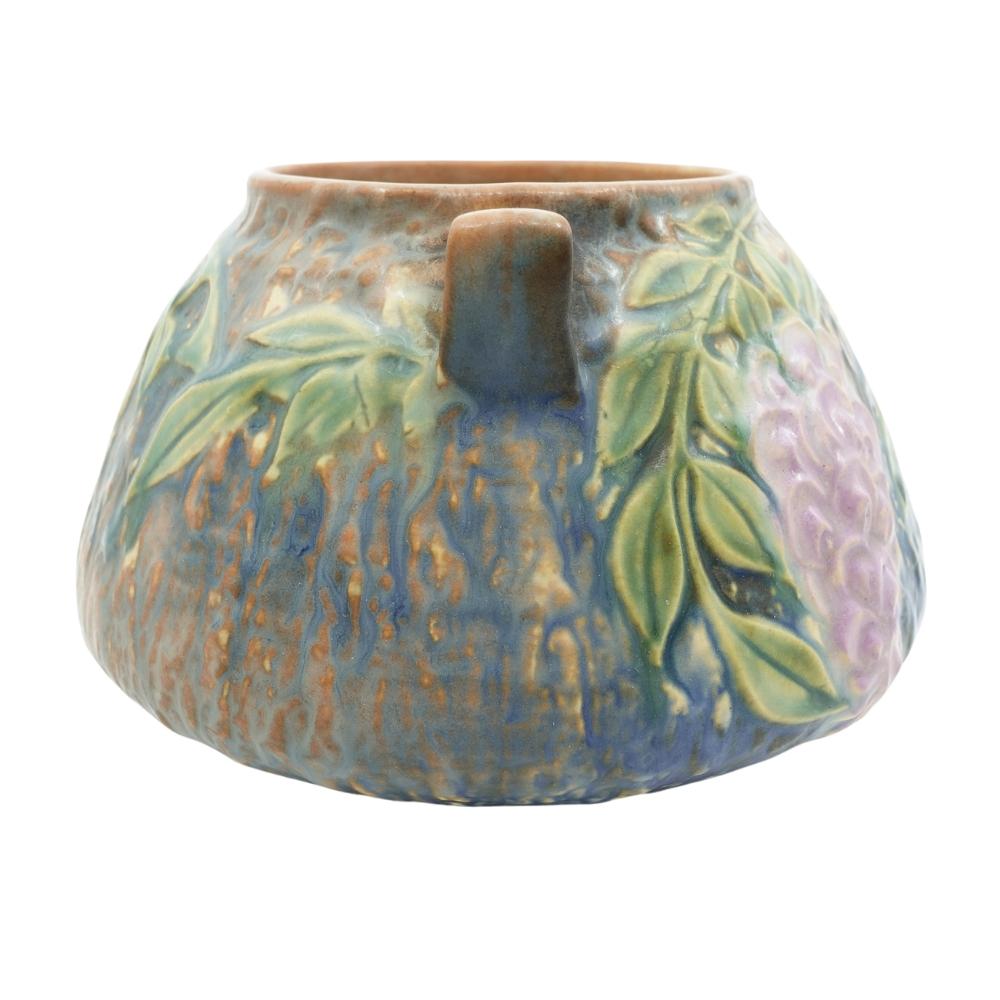 Voici un fabuleux vase en poterie d'art américaine de Roseville dans le motif bleu 