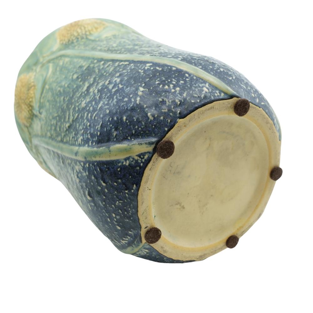 Vintage Roseville Blue Sunflower 492-10 American Art Pottery Vase 1930 - rare In Good Condition For Sale In Cathedral City, CA