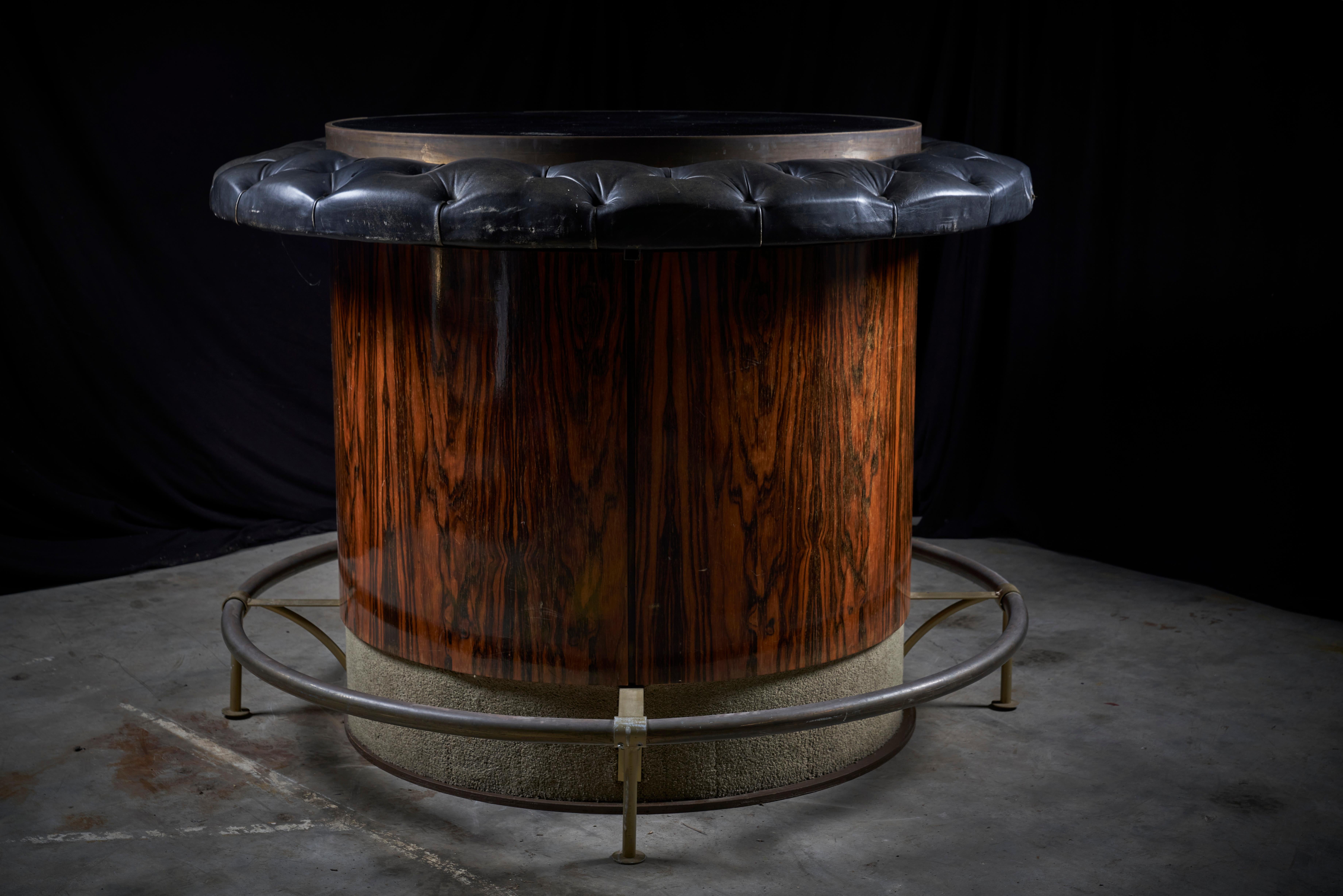 Mesa de bar vintage de palisandro y cuero negro Hecho a mano en venta