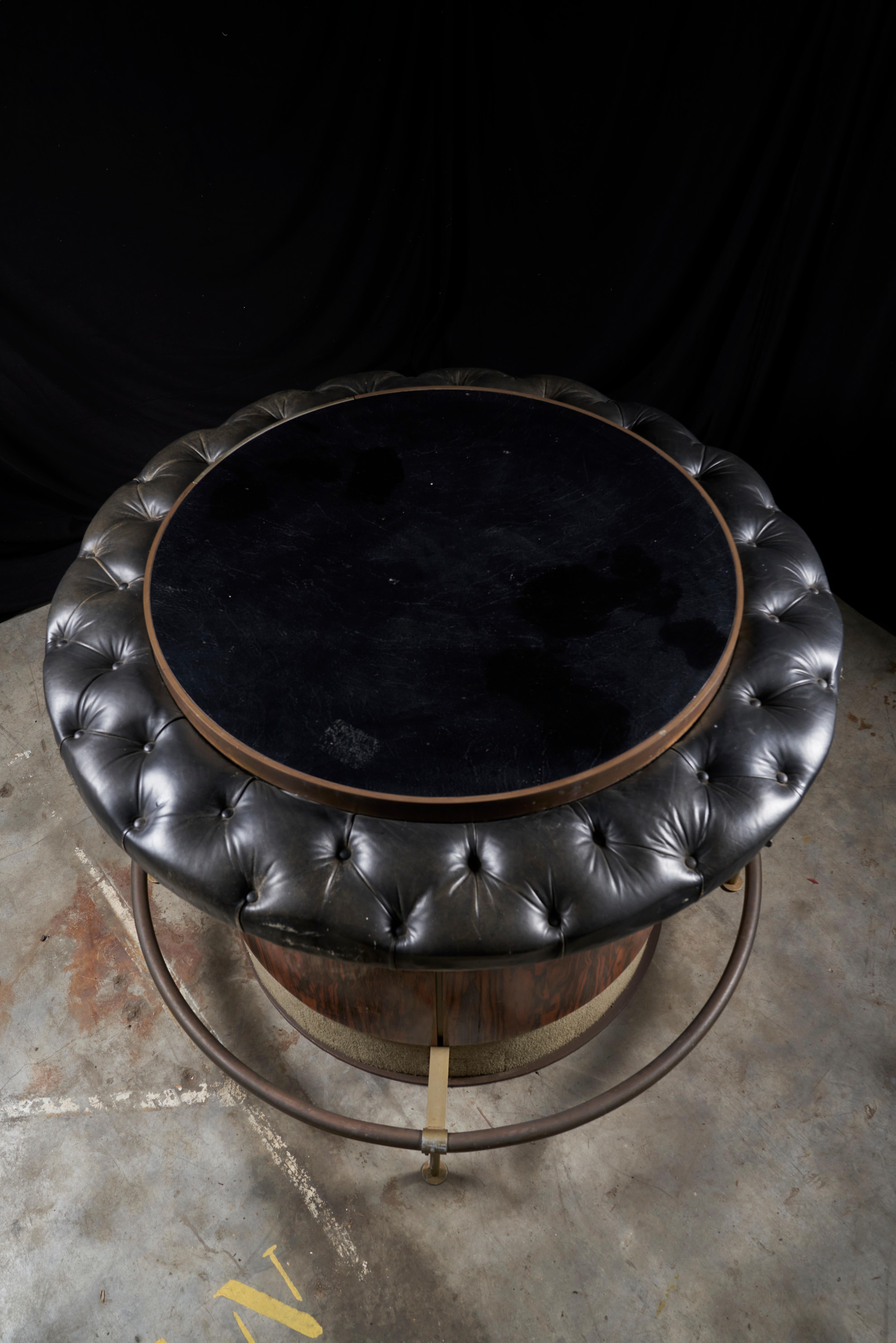 Mesa de bar vintage de palisandro y cuero negro Latón en venta