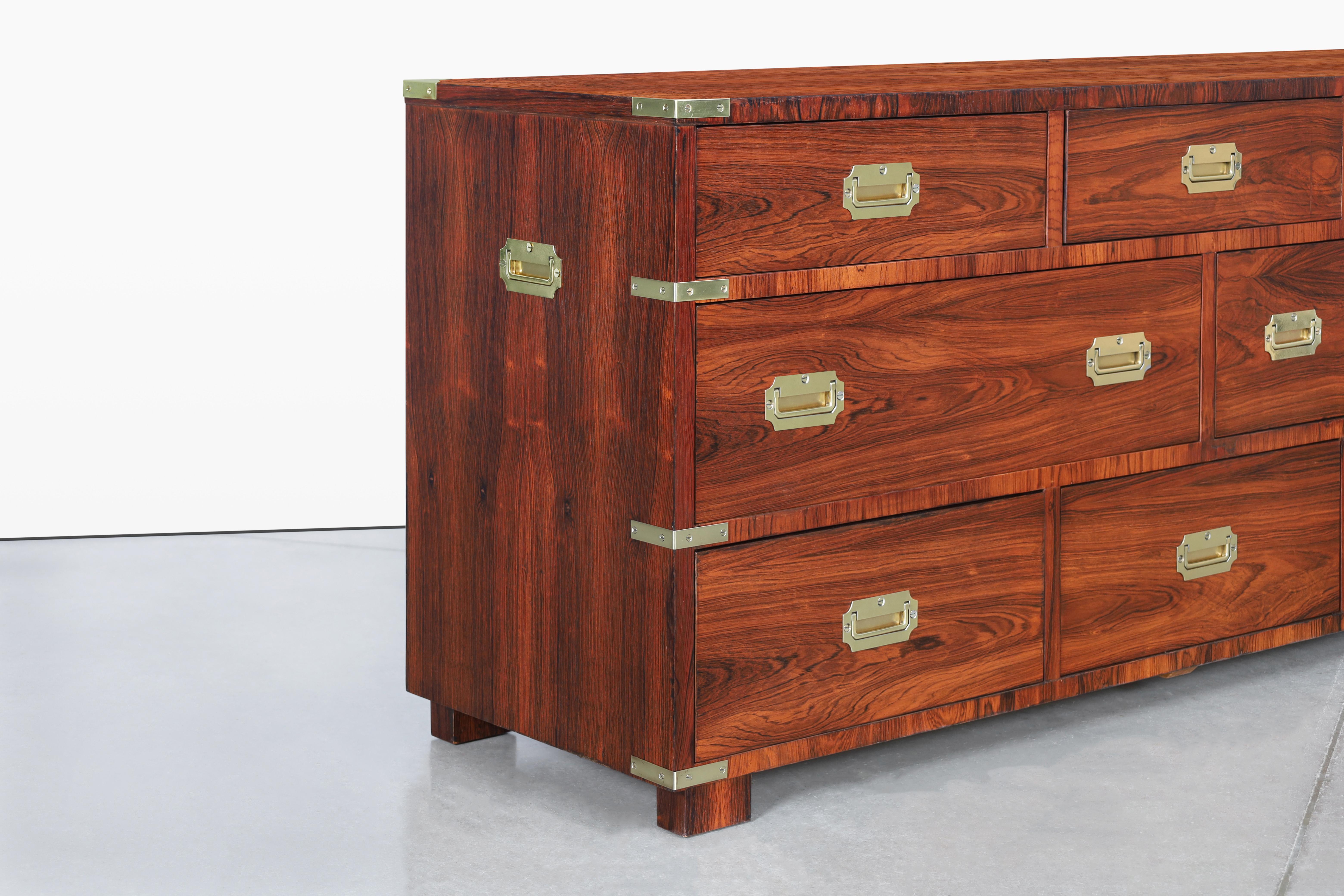 Mid-Century moderno Comò Campaigner d'epoca in palissandro e ottone di John Stuarts in vendita