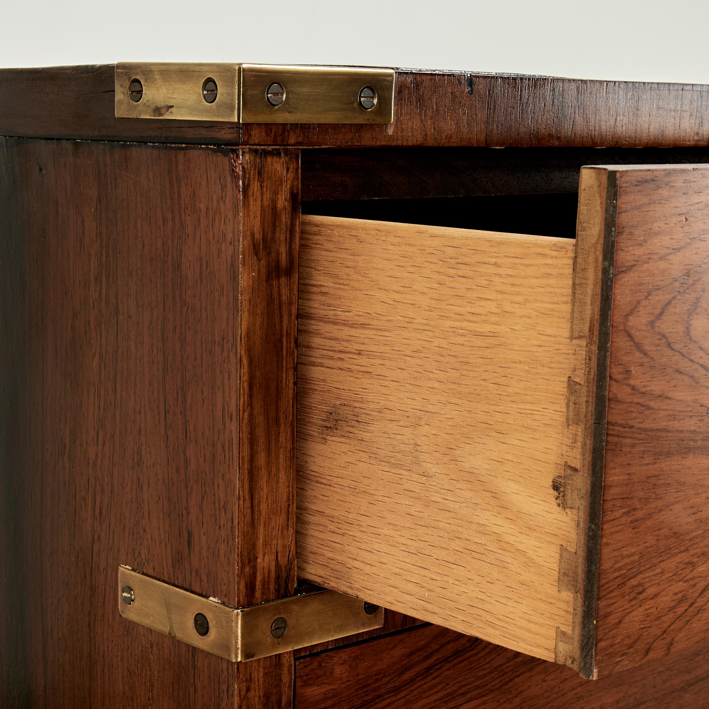 Ottone Cassettiera in stile Campaigner in palissandro d'epoca in vendita