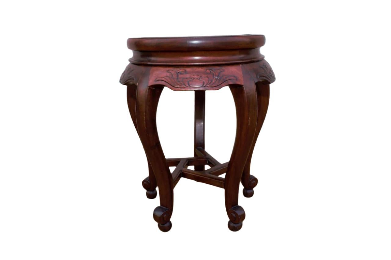Tavolino in palissandro intagliato d'epoca con piano in vetro fumé

Utilizza questo pezzo vintage in legno intagliato come supporto per piante, espositore per sculture o tavolino. Il tavolo ha un piano unico con inserti in vetro fumé e un grembiule