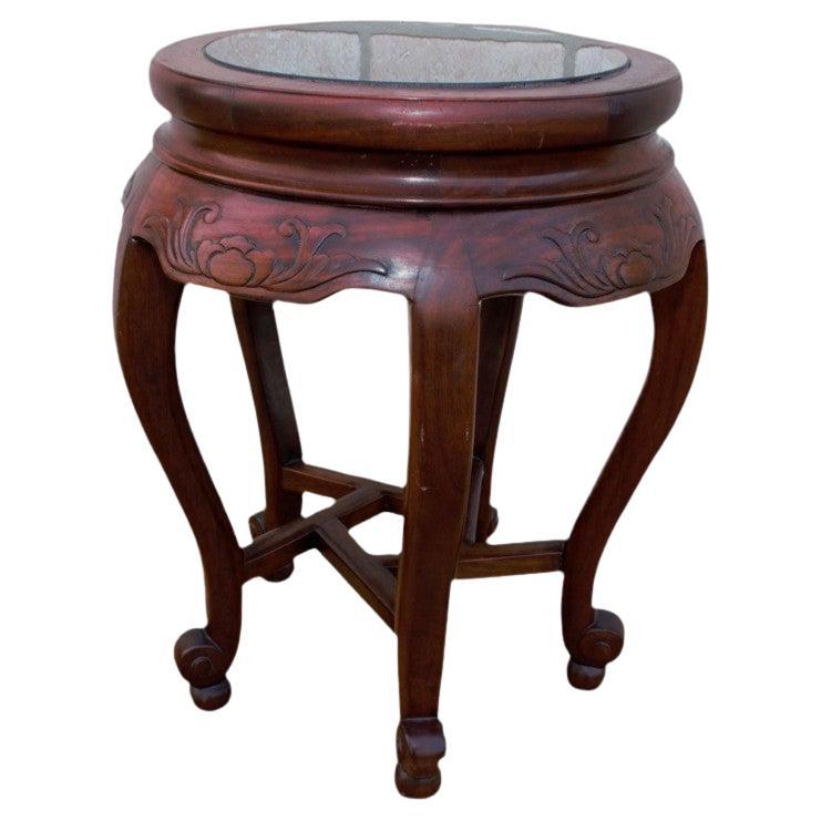 Tavolino in palissandro intagliato d'epoca con piano in vetro fumé in vendita