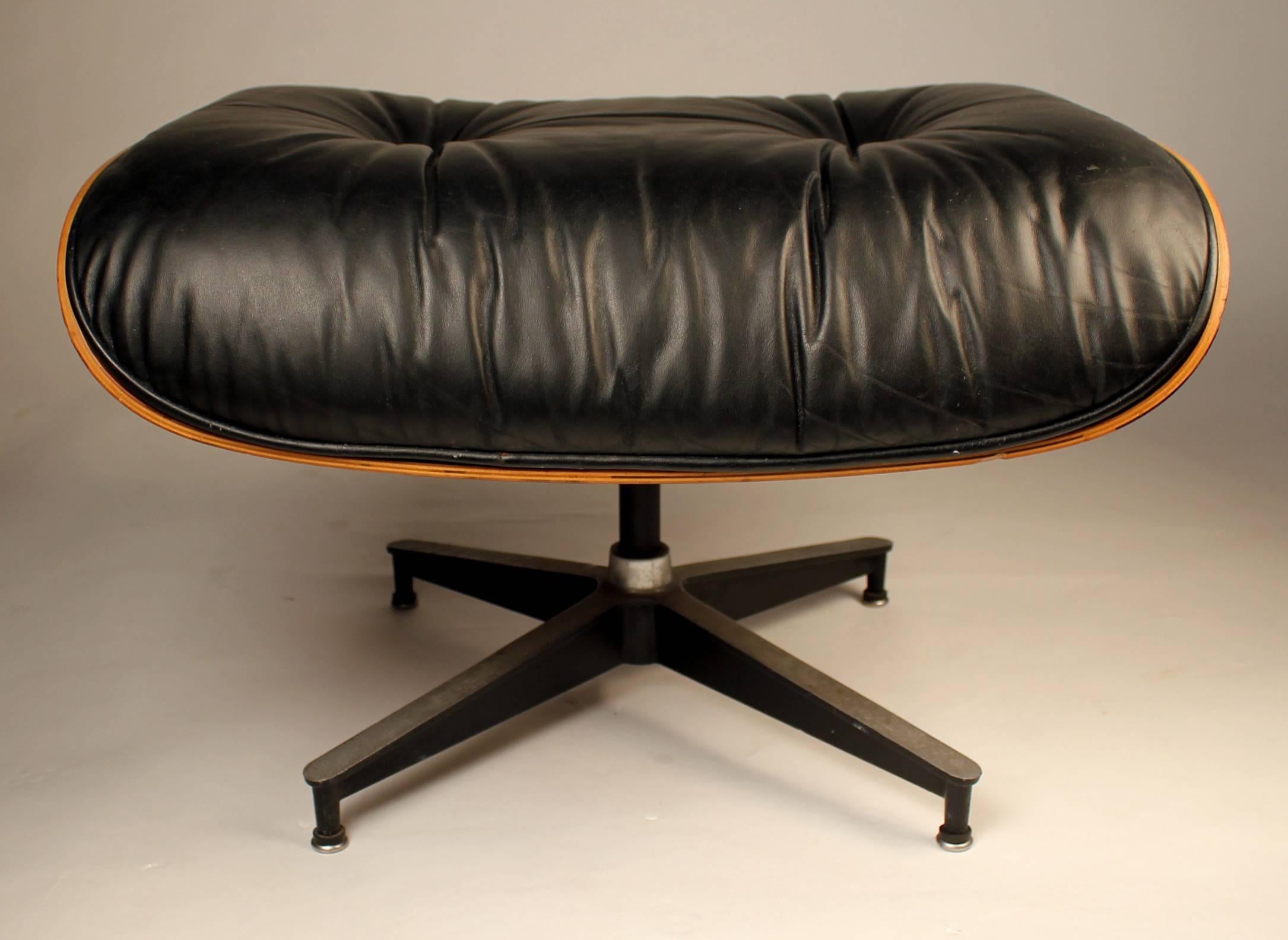 Vintage Rosewood Charles Eames 670 Lounge Chair & 671 Ottoman for Herman Miller In Excellent Condition In Dallas, TX