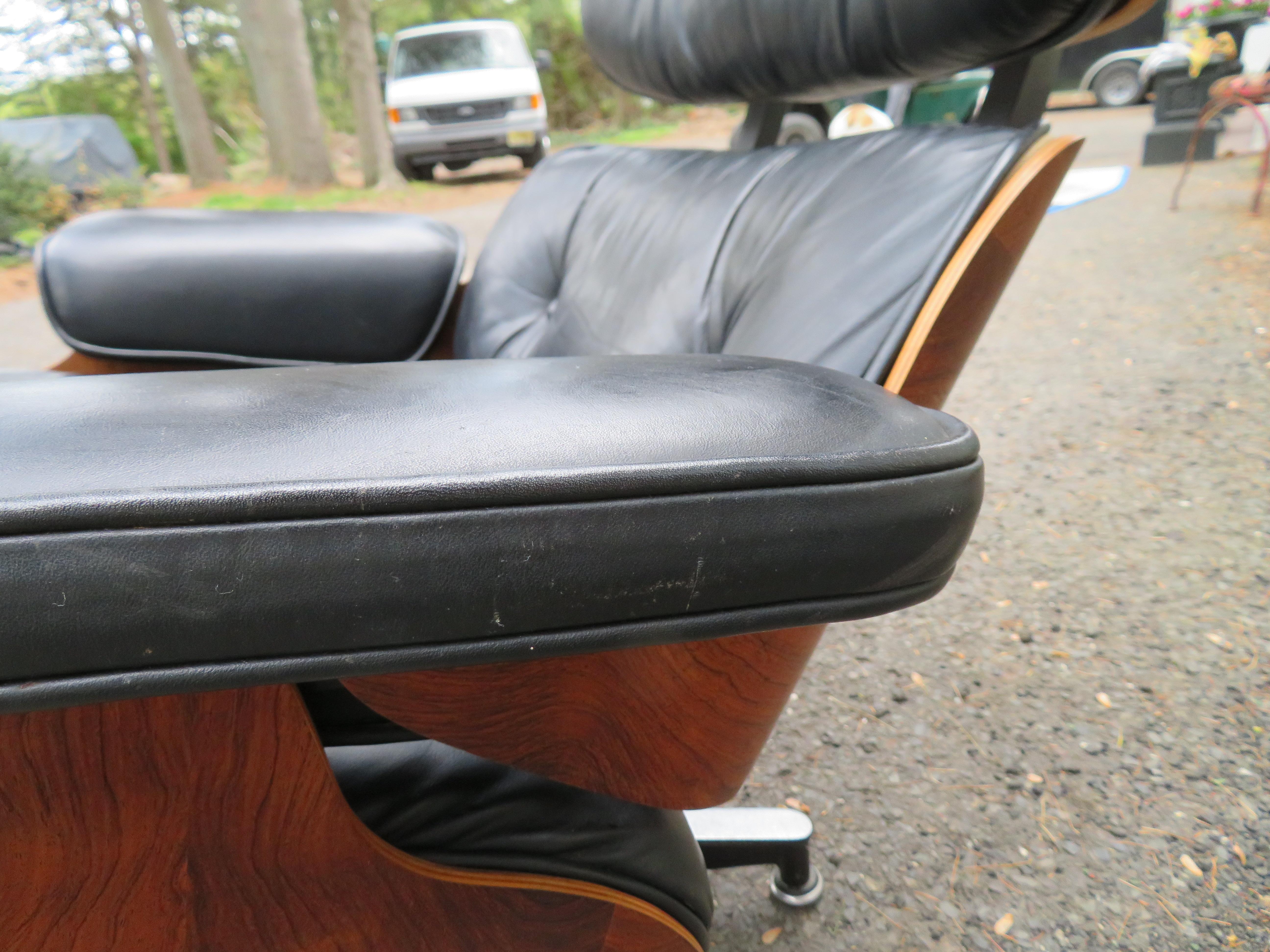 Leather Vintage Rosewood Charles Eames 670 Lounge Chair & 671 Ottoman for Herman Miller For Sale