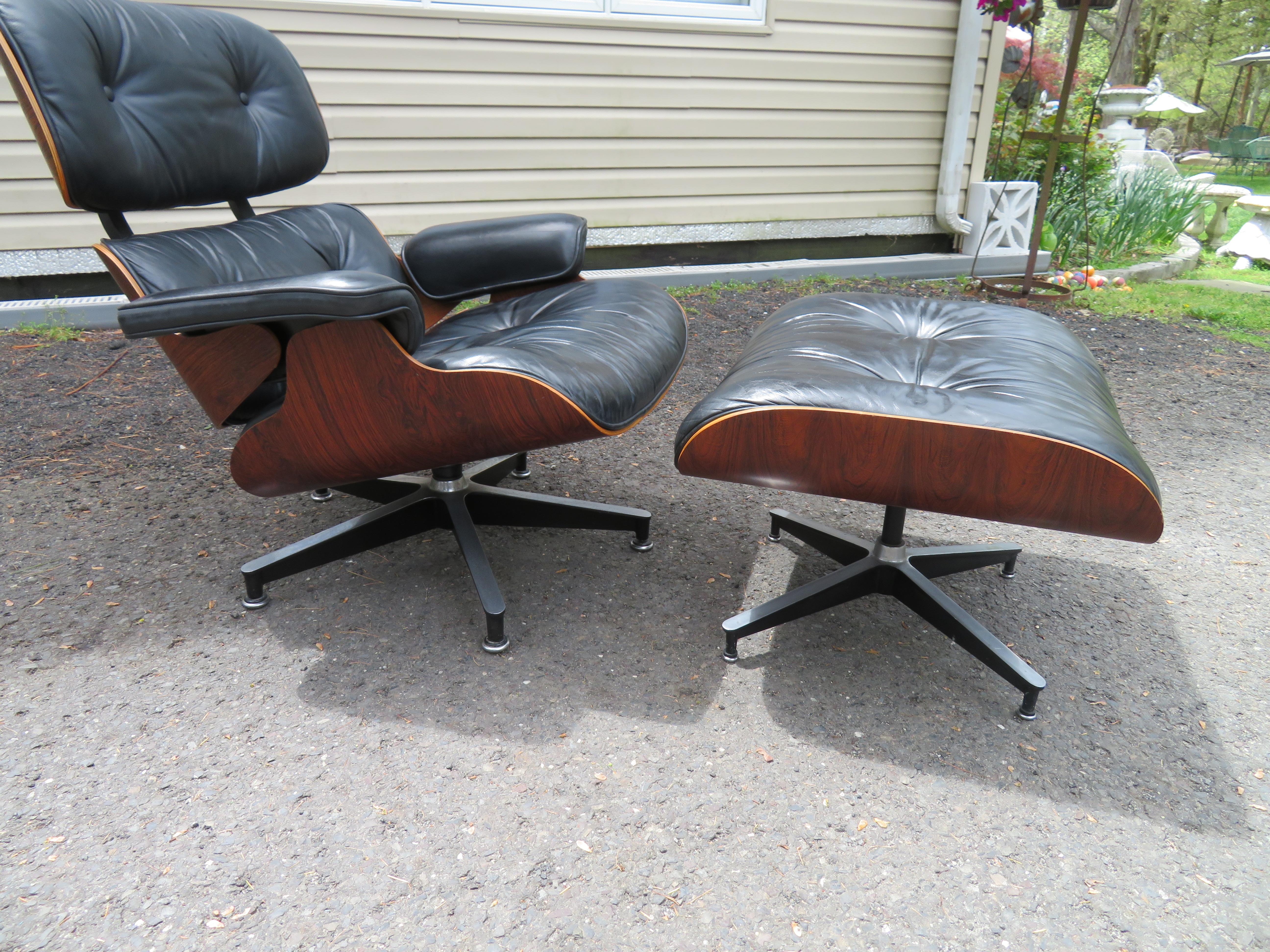 Un exemple très propre d'une icône moderne vintage. Charles Eames 670 & 671 Chaise longue et ottoman produits par Herman Miller. Magnifiques stries dans le veinage du palissandre brésilien. Un bel exemple et oui, ils sont aussi confortables qu'ils