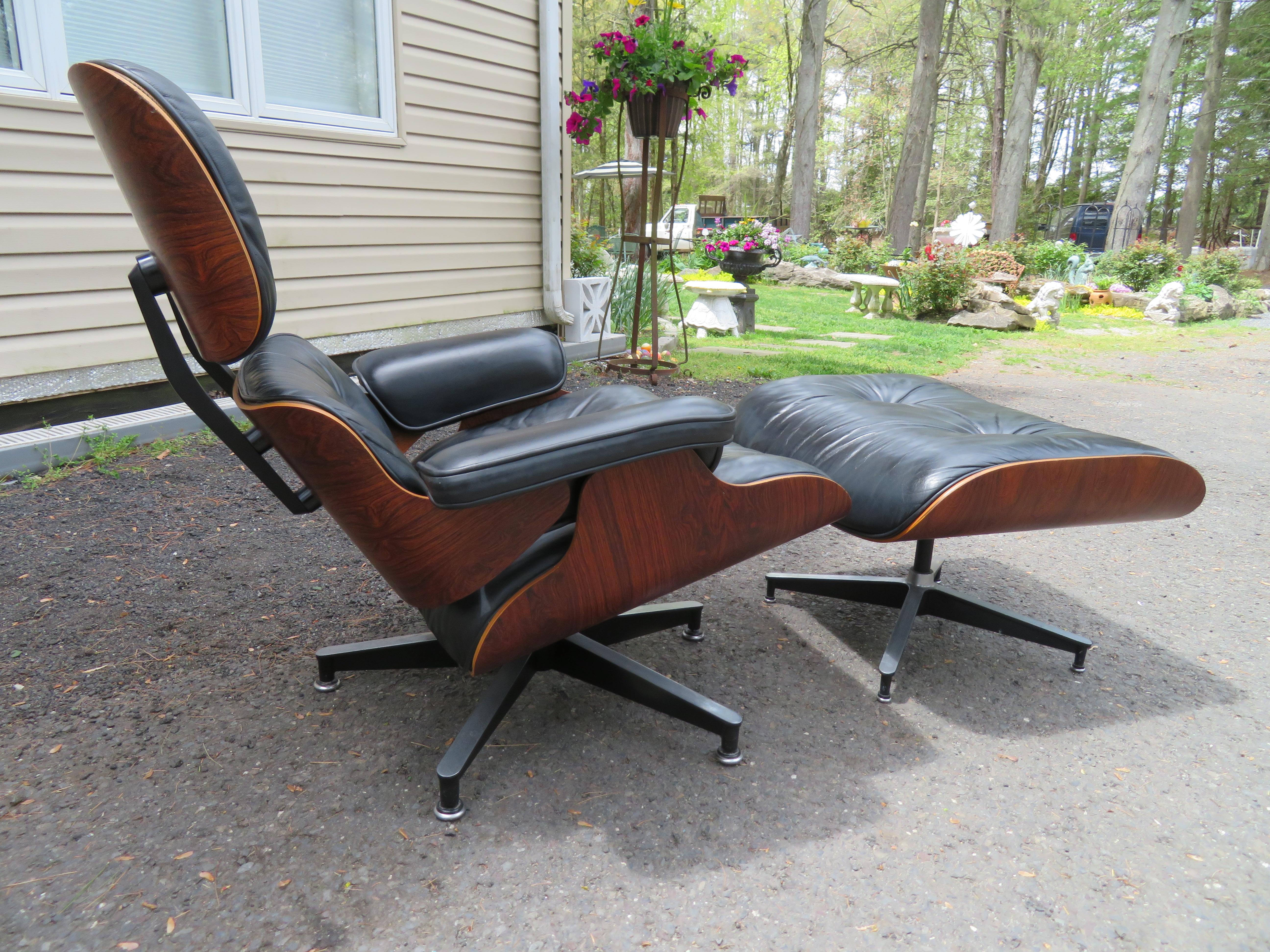 Mid-Century Modern Vintage Rosewood Charles Eames 670 Lounge Chair & 671 Ottoman for Herman Miller For Sale