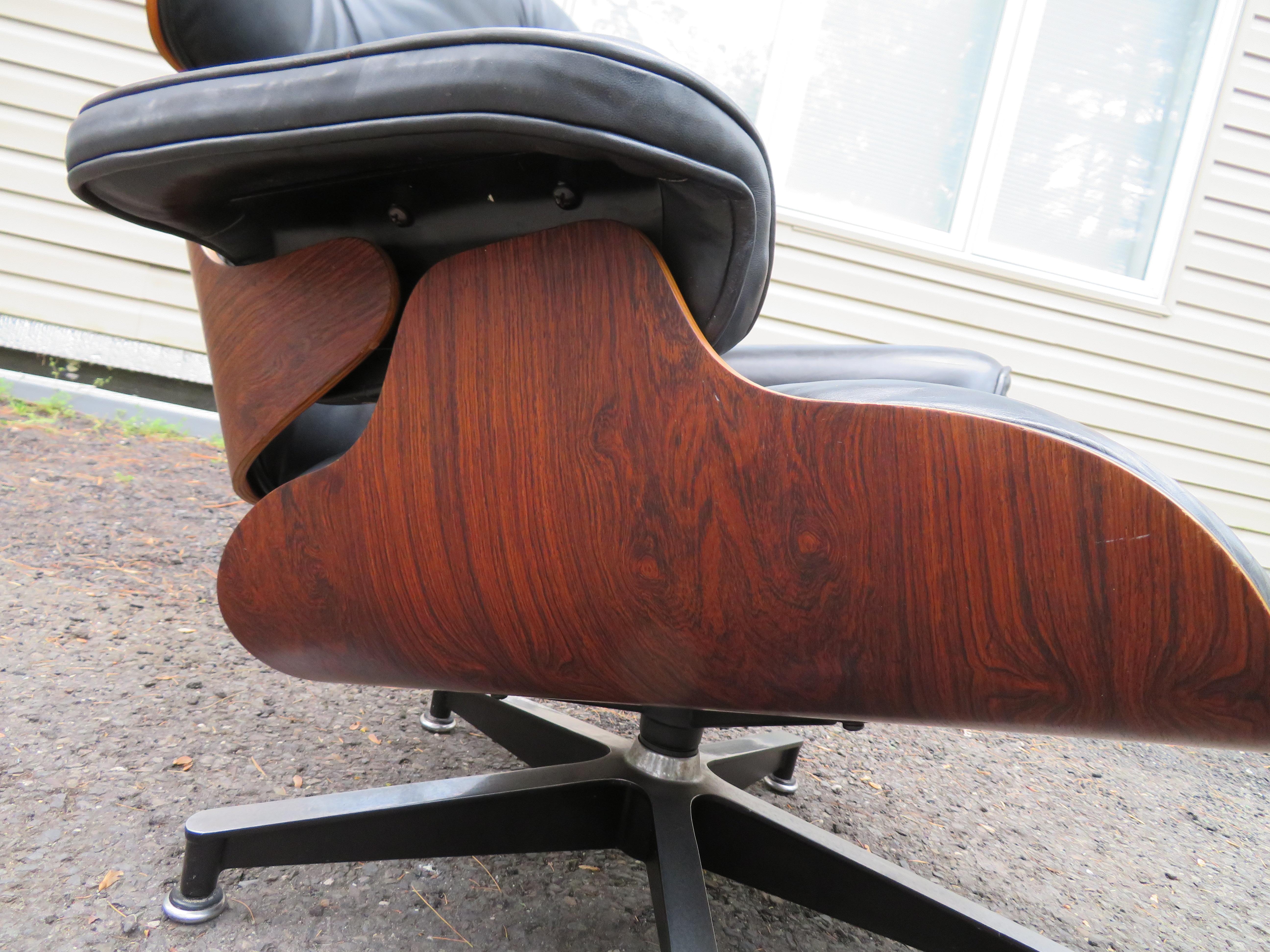 Vintage Rosewood Charles Eames 670 Lounge Chair & 671 Ottoman for Herman Miller In Good Condition For Sale In Pemberton, NJ