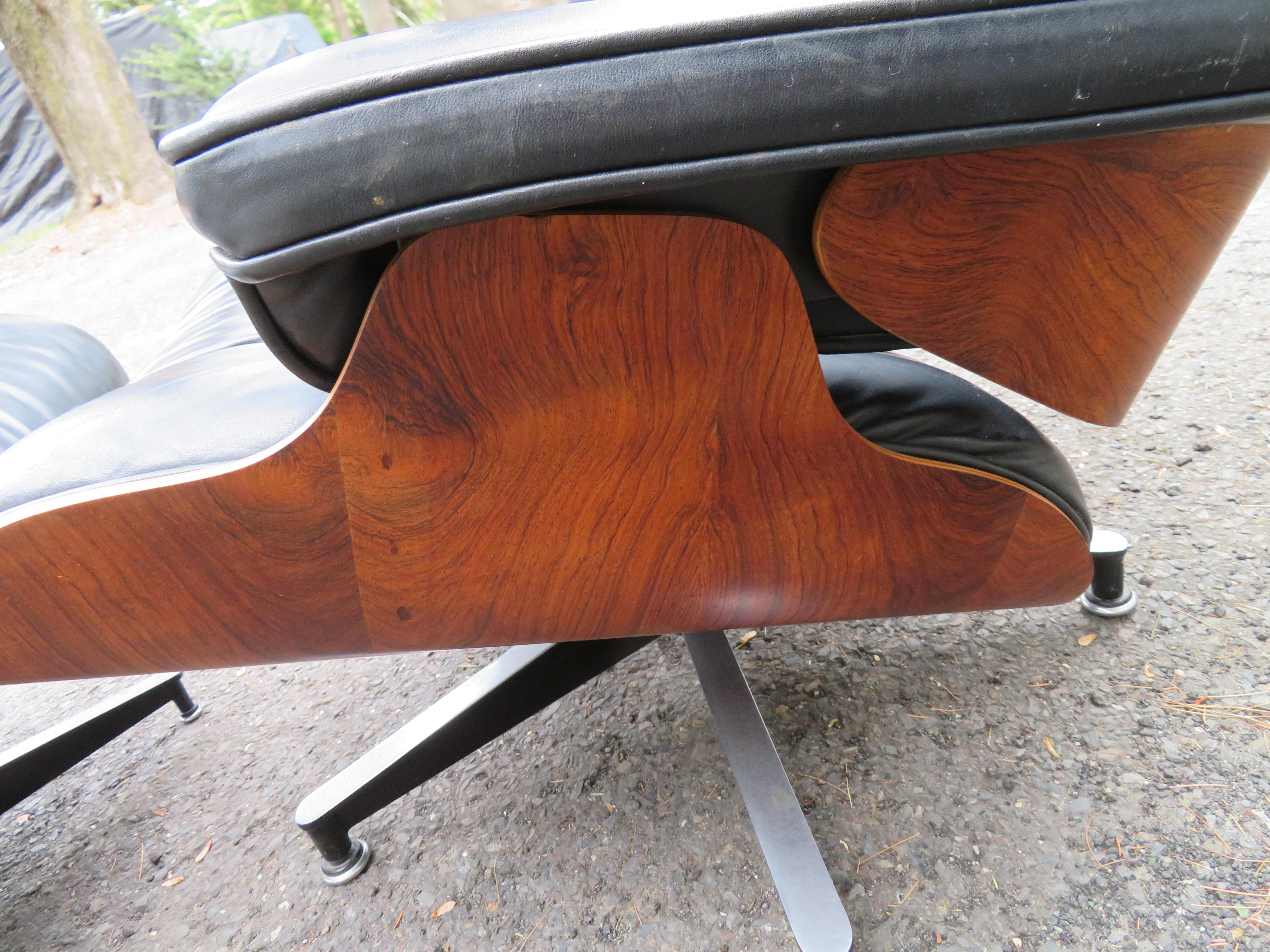 Mid-Century Modern Vintage Rosewood Charles Eames 670 Lounge Chair & 671 Ottoman for Herman Miller For Sale