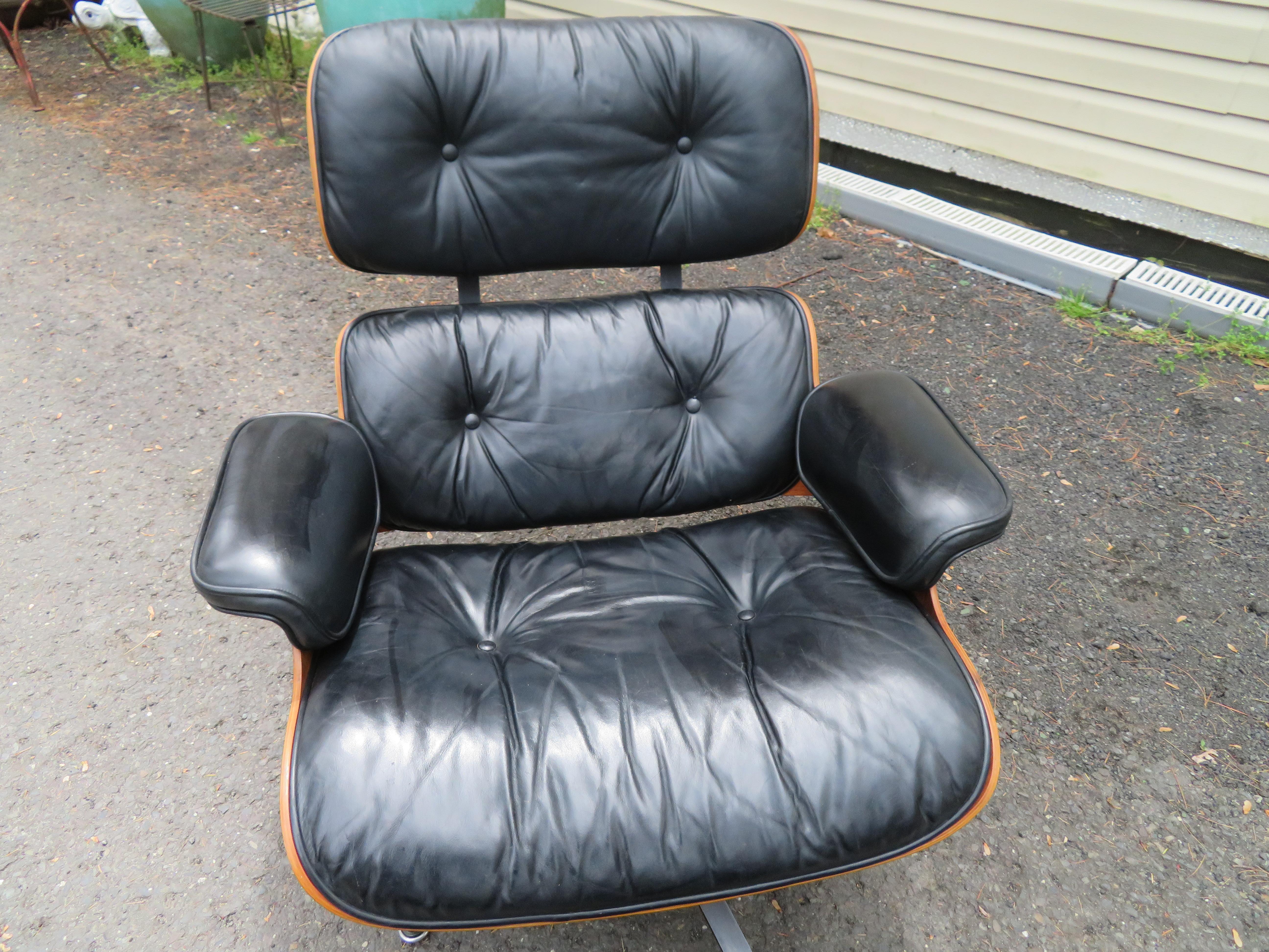 Vintage Rosewood Charles Eames 670 Lounge Chair & 671 Ottoman for Herman Miller In Good Condition For Sale In Pemberton, NJ