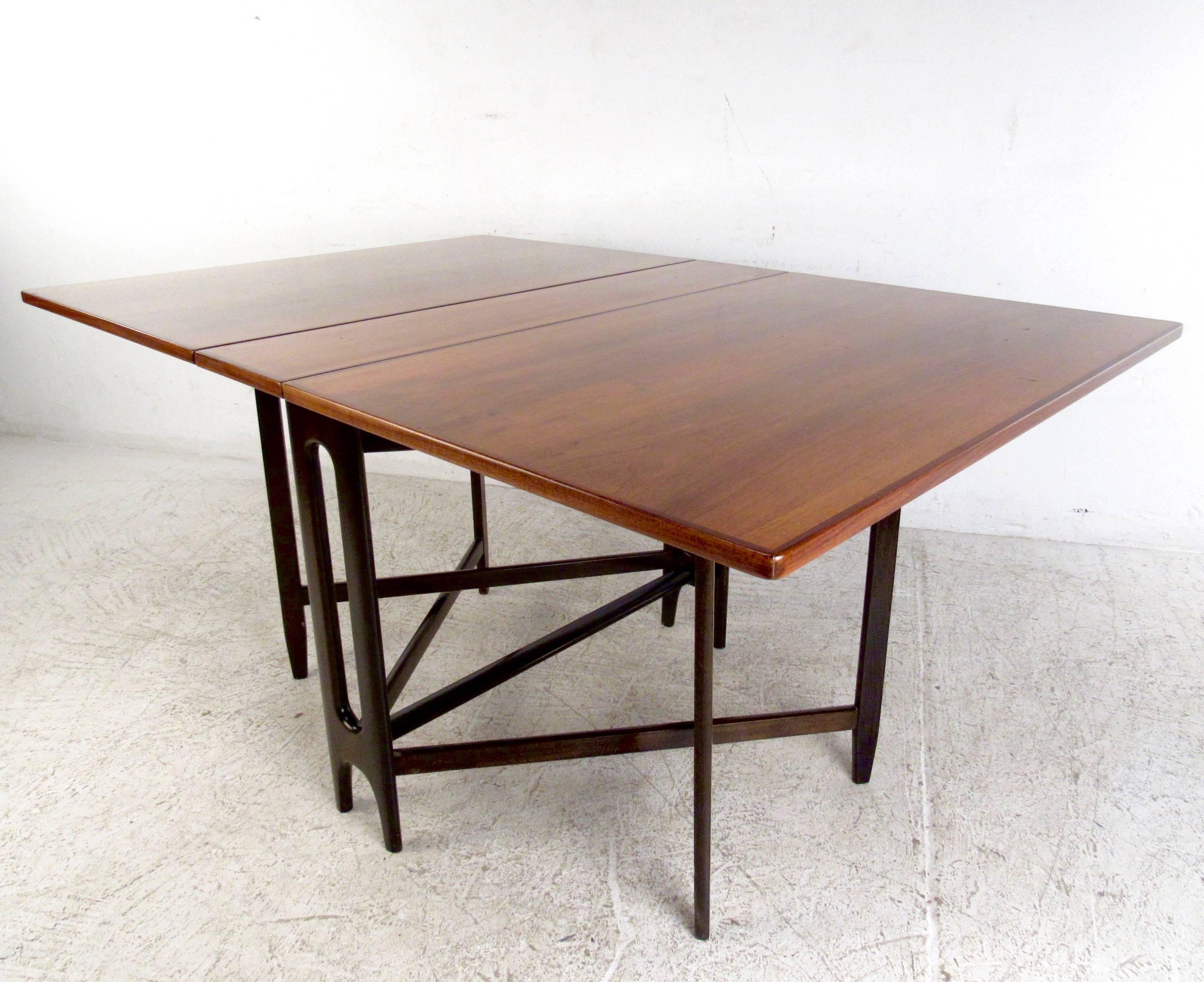 This stylish Kleppes drop-leaf dining table features a rich rosewood finish and versatile Bendt Winge design perfect for apartments or shared use spaces. Scandinavian modern construction makes this a quality midcentury addition to any interior.