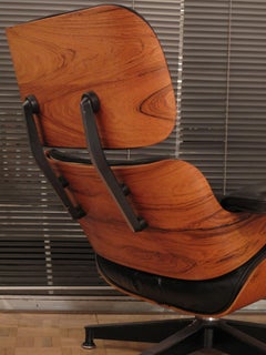 Eames Lounge Chair und Ottoman aus Palisanderholz