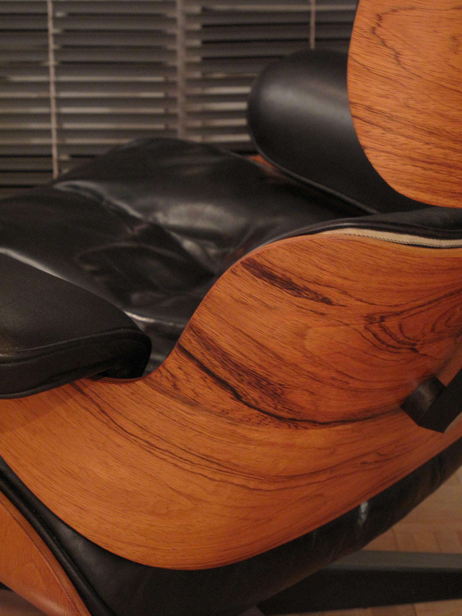 Vintage Rosewood Eames Lounge Chair and Ottoman In Good Condition In Shepperton, Surrey