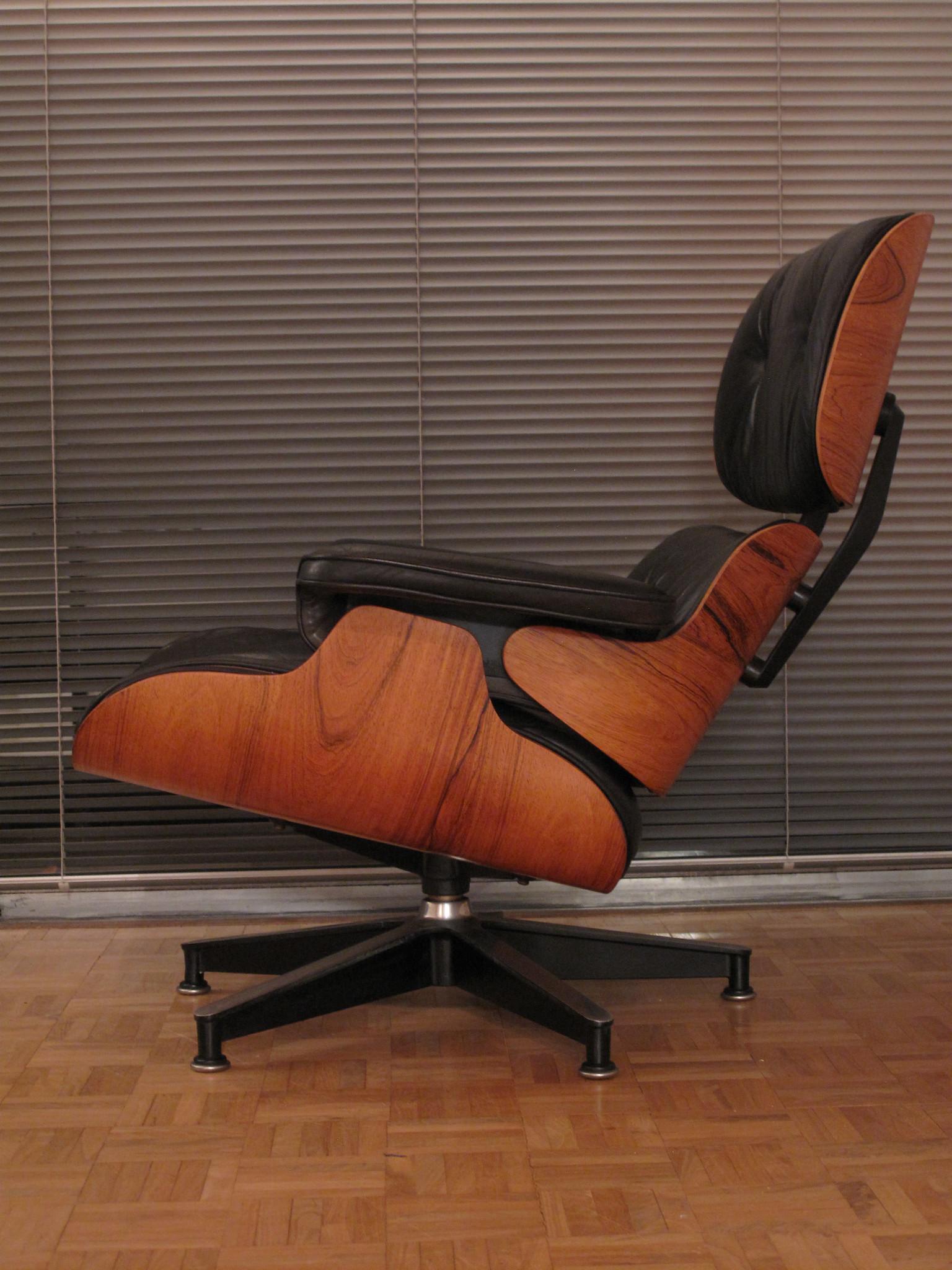 Mid-20th Century Vintage Rosewood Eames Lounge Chair and Ottoman