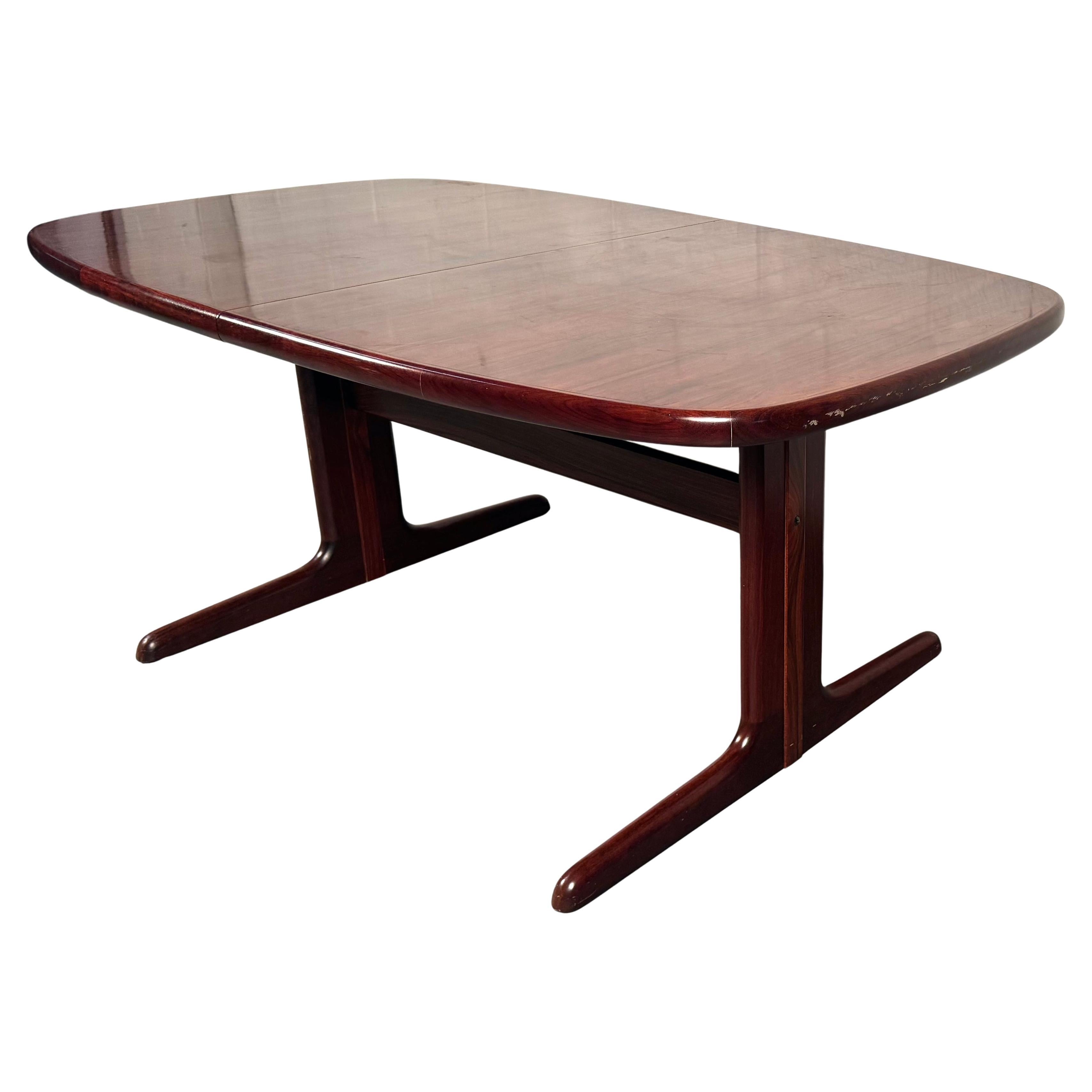 Transformez votre salle à manger avec cette exquise table de salle à manger en bois de rose vintage et moderne du milieu du siècle, une pièce magnifiquement conçue qui offre une élégance, une fonction et un savoir-faire intemporels.

Feuilles en : W