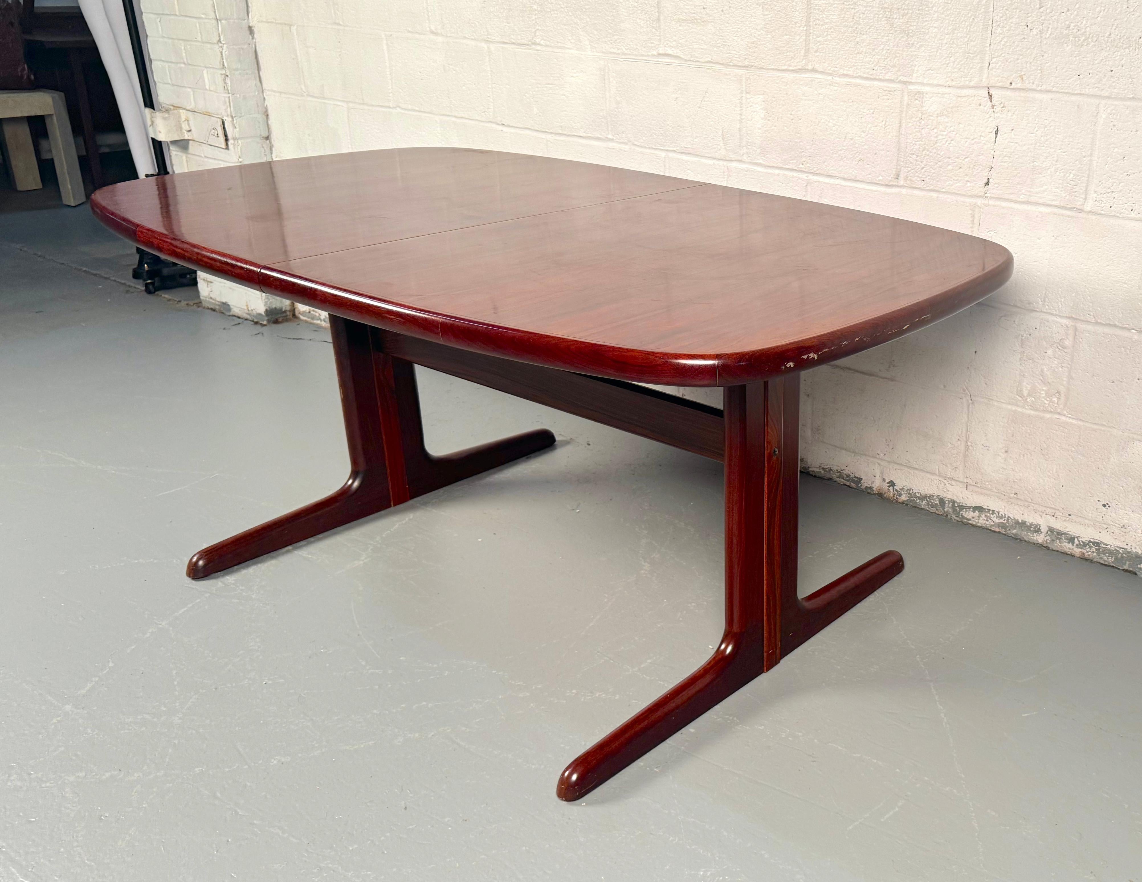 Mid-Century Modern Table à manger extensible en bois de rose vintage en vente