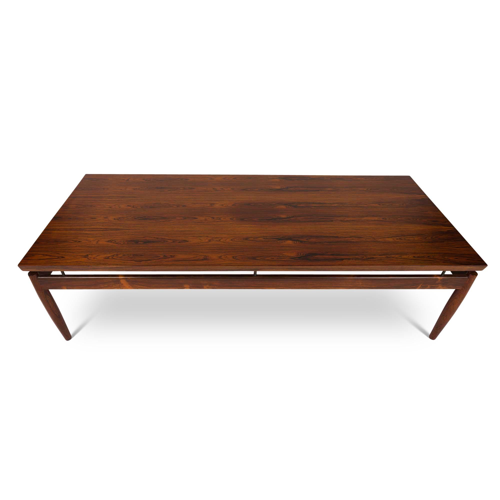 This rare and elegant rosewood coffee table with a floating tabletop (model 622/40) was designed by the Danish designer Grete Jalk for  France & Søn / France & Daverkosen in the 1960s. This coffee table has a stunning rosewood grain throughout the