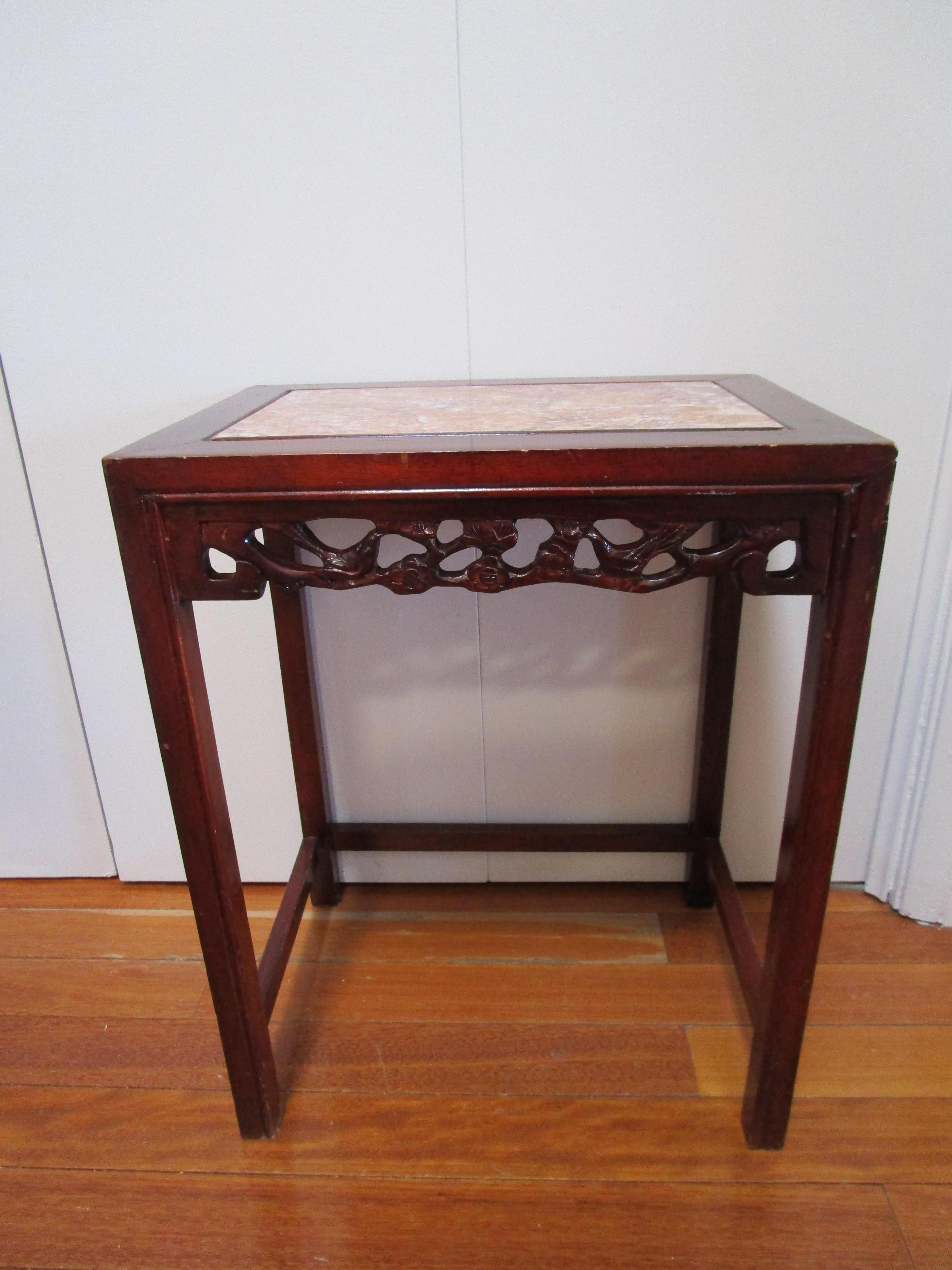 Table vintage en bois de rose sculptée à la main avec plateau en marbre Bon état - En vente à Lomita, CA