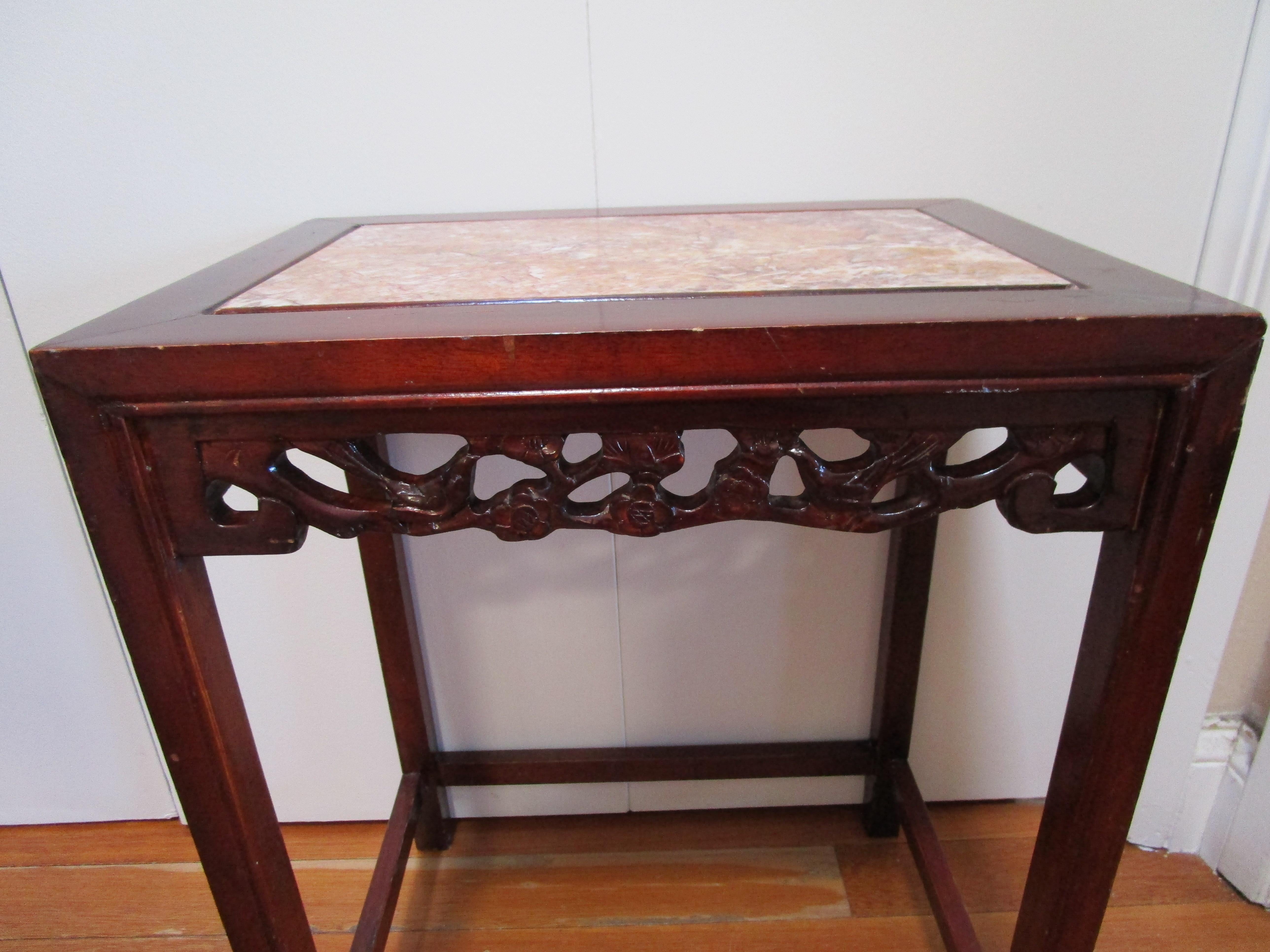 Table vintage en bois de rose sculptée à la main avec plateau en marbre en vente 1