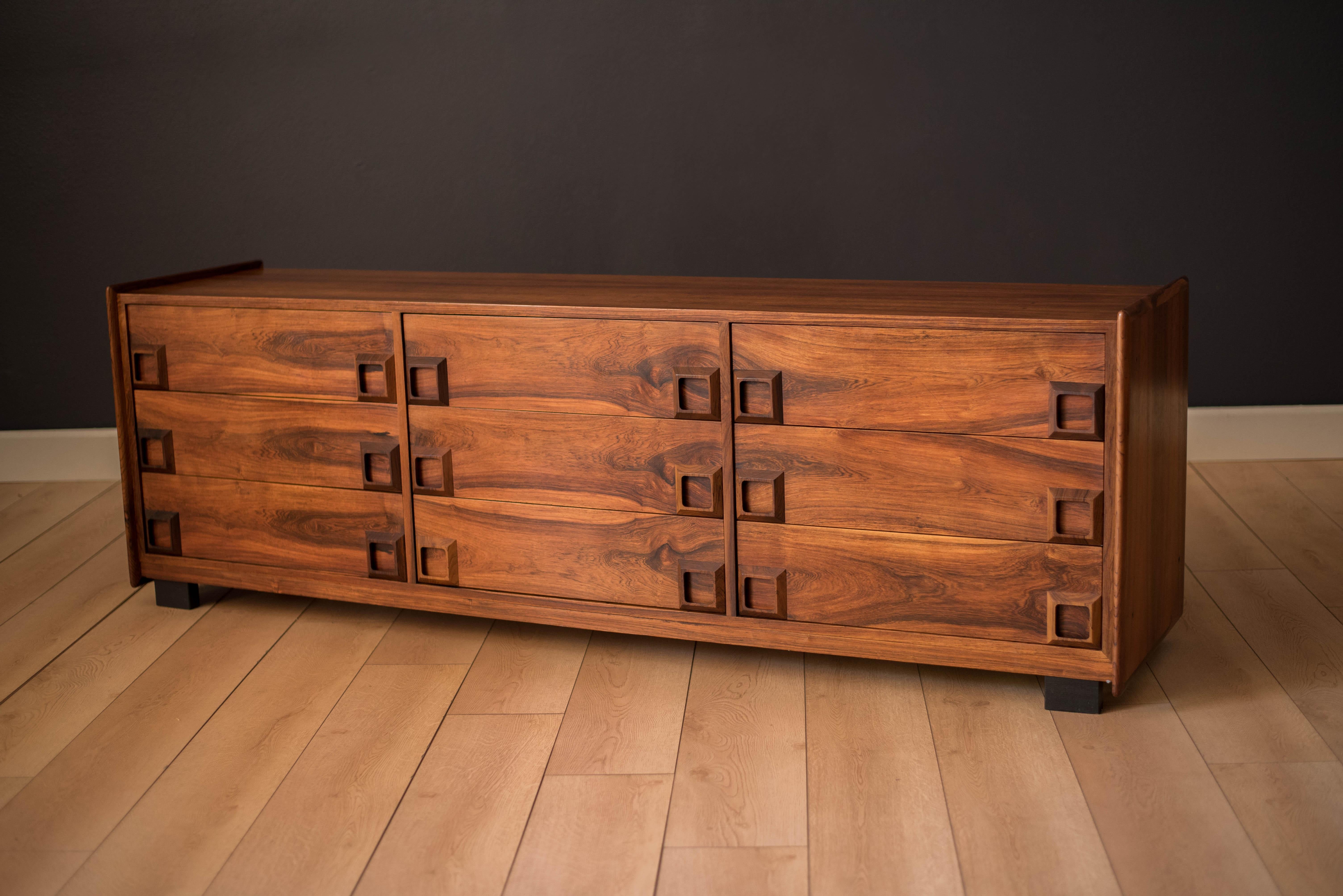 Mid-Century Modern rosewood dresser manufactured by Inter-Continental Design Limited, Canada. This piece features nine dovetailed drawers with sculpted modernist handles. Displays a low profile with external raised edges. Matching pair of