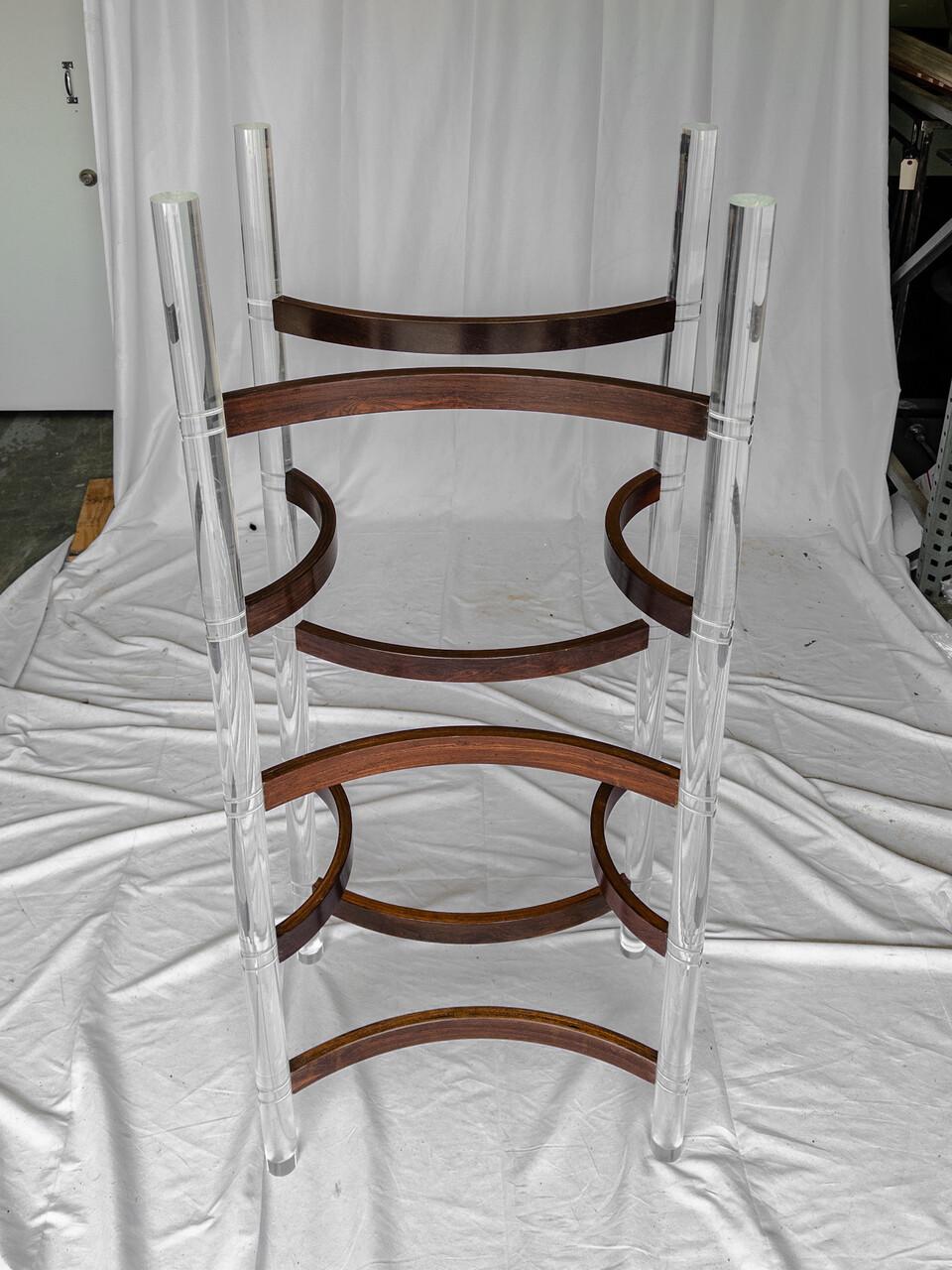 Eleva il tuo arredamento con questo raffinato scaffale o Etagere in vetro a 5 livelli in lucite e palissandro vintage. Realizzato con un mix di eleganza e funzionalità, questo pezzo vanta un design elegante che valorizza senza sforzo qualsiasi