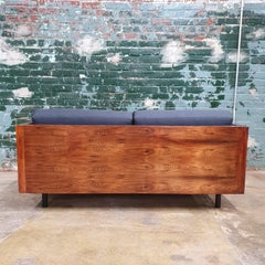 Milo Baughman: Schwebender Loveseat aus Rosenholz im Vintage-Stil