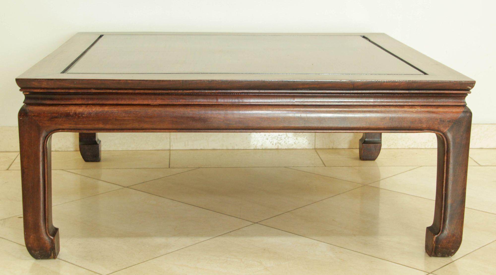 Table basse chinoise en bois de rose de style Ming.
Cette table basse asiatique classique en bois de rose massif est ornée de sculptures traditionnelles réalisées à la main sur les quatre côtés.
La technique de menuiserie traditionnelle permet