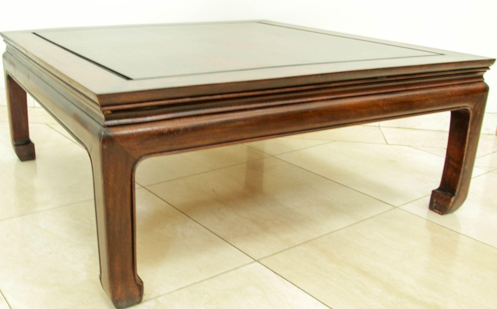 Table basse chinoise vintage de style Ming avec pieds en sabot de cheval en orme massif Bon état - En vente à North Hollywood, CA