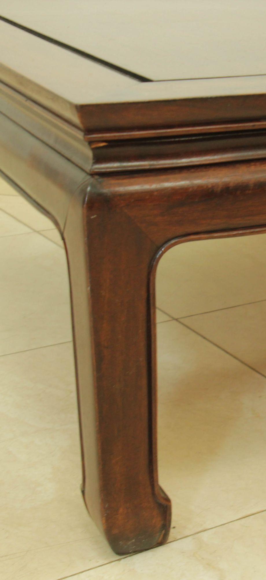 20ième siècle Table basse chinoise vintage de style Ming avec pieds en sabot de cheval en orme massif en vente