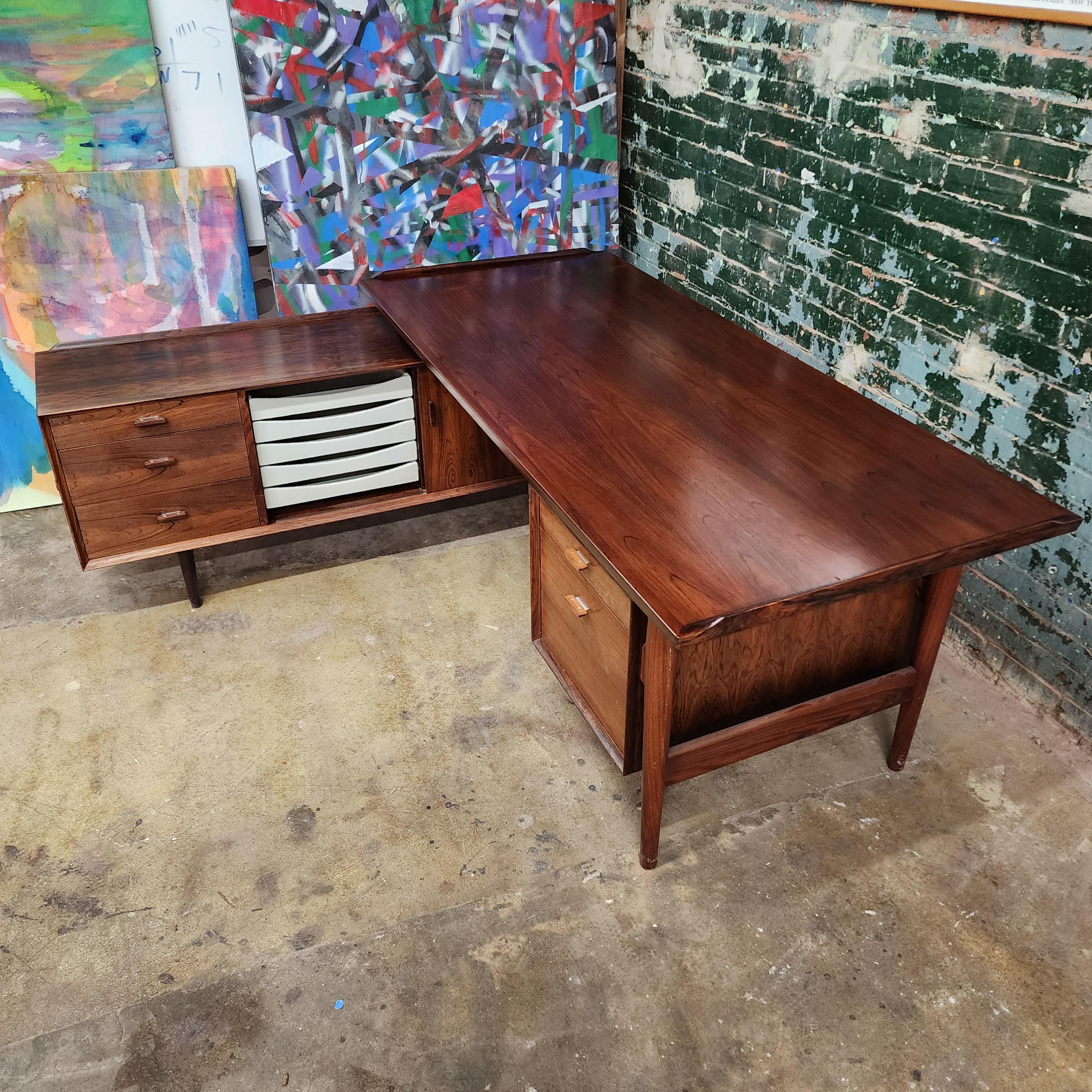 The Rosewood Model 208 Desk by arne Vodder for Sibast. Crafted with precision and elegance, this desk is a true testament to the timeless beauty and functional excellence that characterizes mid-century modern furniture.

Designed by the renowned