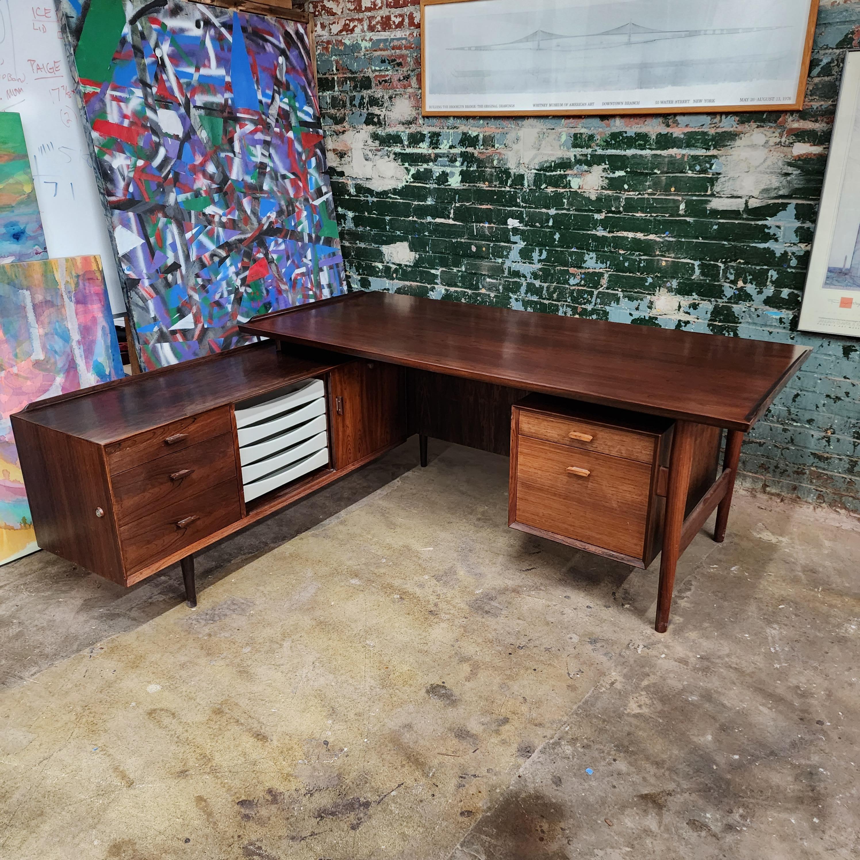 Vintage Rosewood Model 208 Desk by Arne Vodder for Sibast In Good Condition In Philadelphia, PA