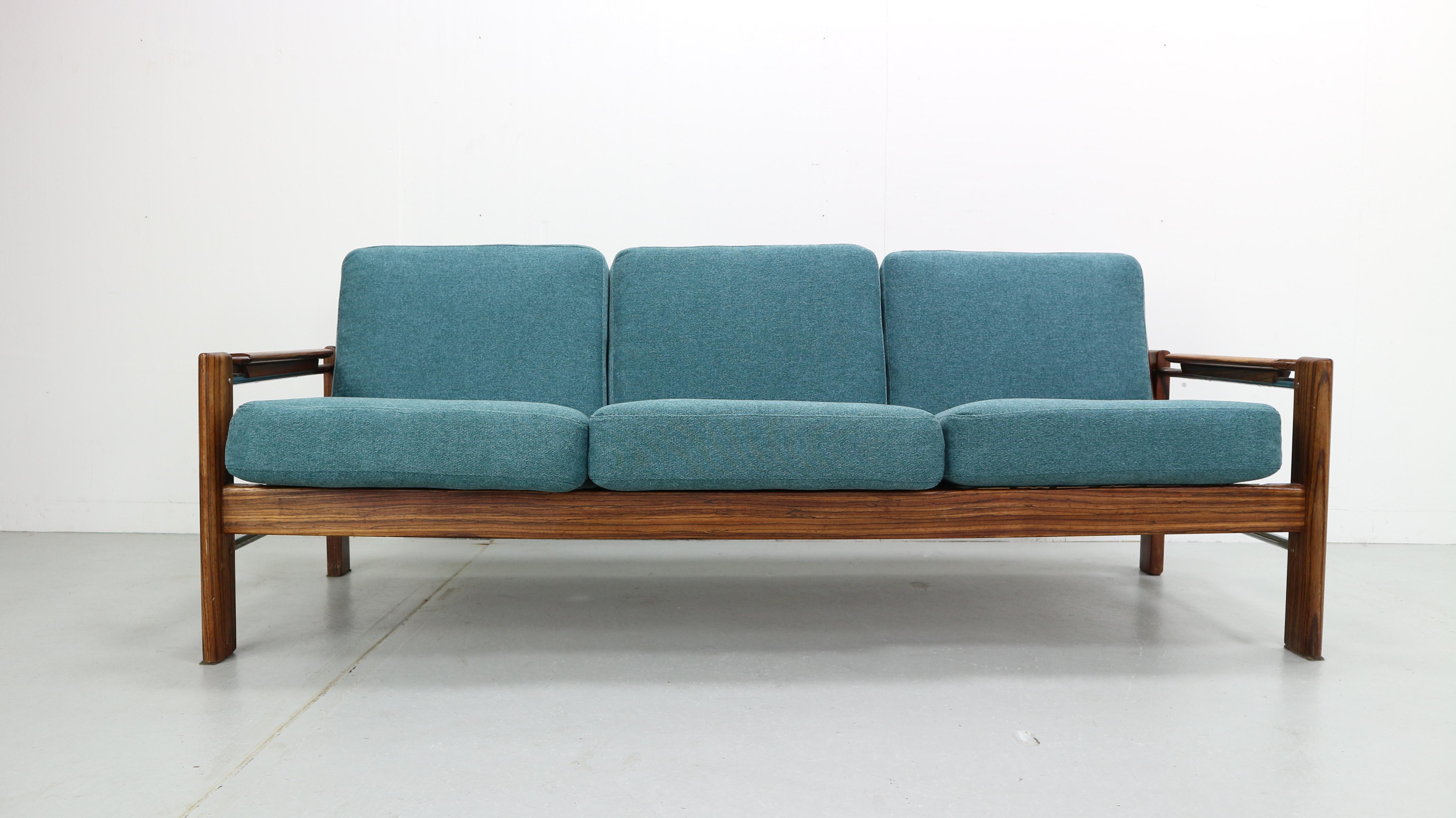 Three-seat sofa contains rosewood and stainless steel frame and has been newly upholstered. Mid-Century Modern, Dutch design peace in an comfortable lounge sofa and eyecatcher for your home.
This peace we can only offer to ship in Europe.

 