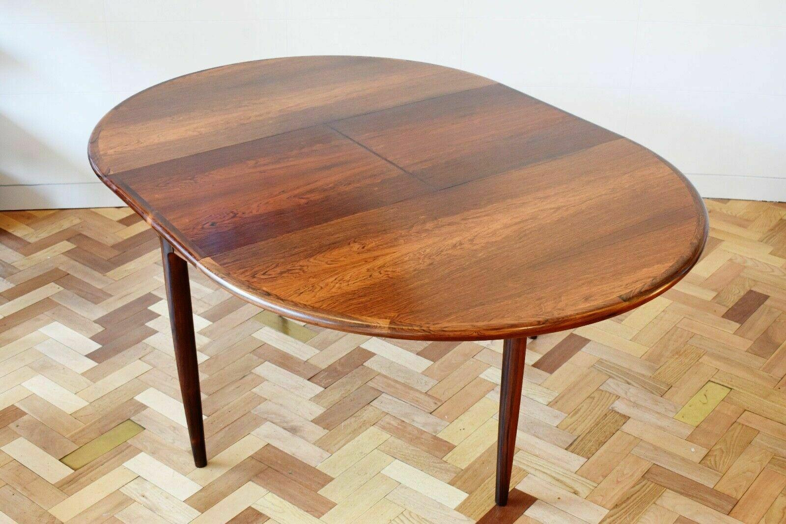 Lovely rosewood dining table designed by Niels O. Møller for J.L Møllers Møbelfabrik. This elegant piece is of great quality craftsmanship and brilliant design as indicated by the self-storing butterfly leaf, allowing for up to eight to sit around