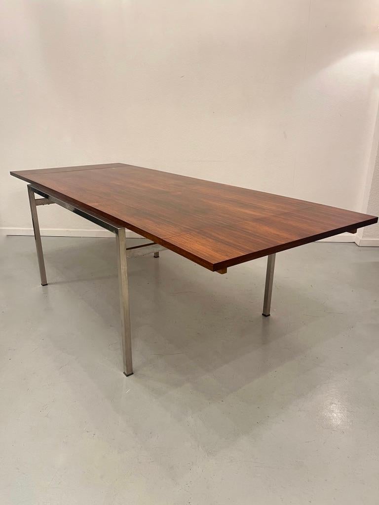 Table de salle à manger à rallonge vintage en bois de rose et acier des années 1960 11