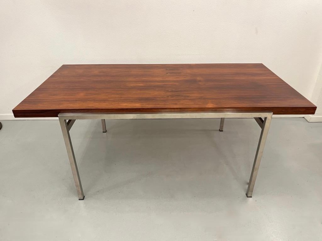 Rio Table de salle à manger élégante en bois de rose et structure en acier avec 2 feuilles pliantes, designer et fabricant inconnus.
Belle qualité, bon état. Traces d'oxydation sur l'acier. Le plateau de la table a été remis à neuf par un