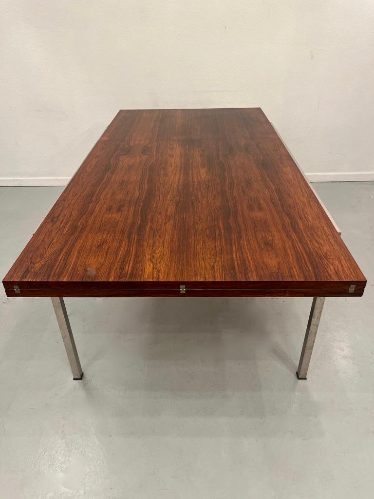 Table de salle à manger à rallonge vintage en bois de rose et acier des années 1960 Bon état à Geneva, CH