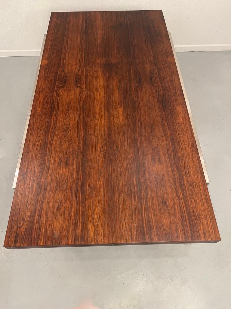 Milieu du XXe siècle Table de salle à manger à rallonge vintage en bois de rose et acier des années 1960