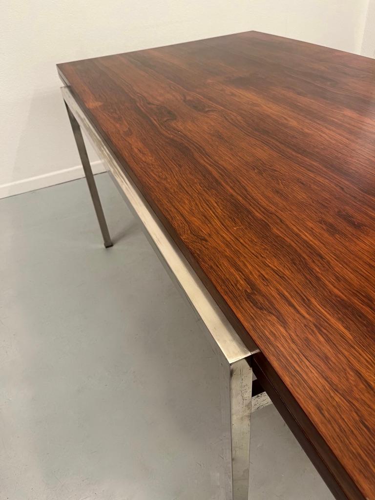 Table de salle à manger à rallonge vintage en bois de rose et acier des années 1960 1