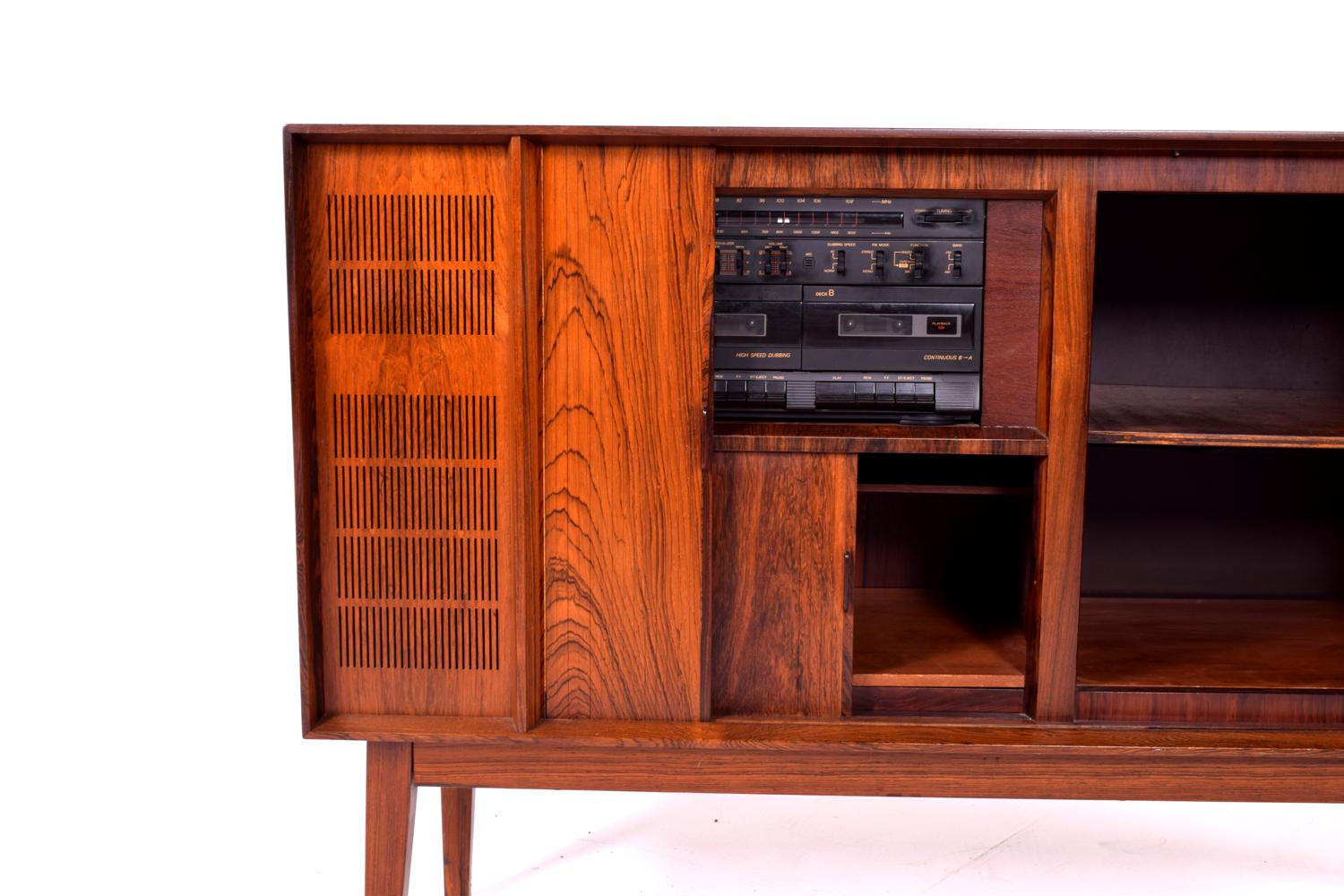 Vintage Rosewood Stereo Cabinet from Bang & Olufsen In Good Condition In Lisboa, Lisboa