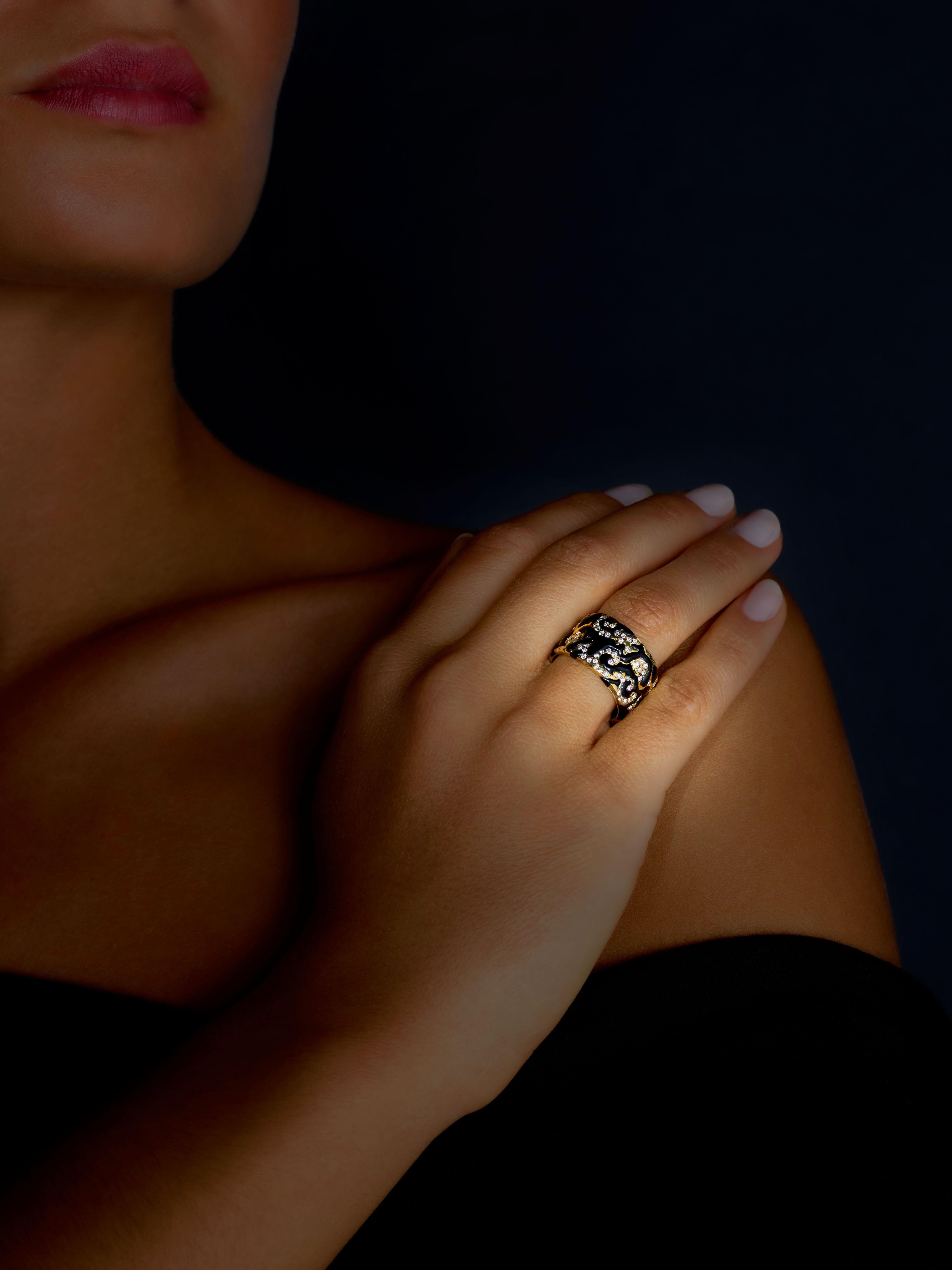 Anello Onda Nera

Audace e sofisticato, l'anello Black Wave è una creazione unica realizzata a mano in oro giallo 19,2k presso il rinomato Atelier A di Porto, in Portogallo.

Il suo design sorprendente è caratterizzato da fluidi dettagli in ceramica