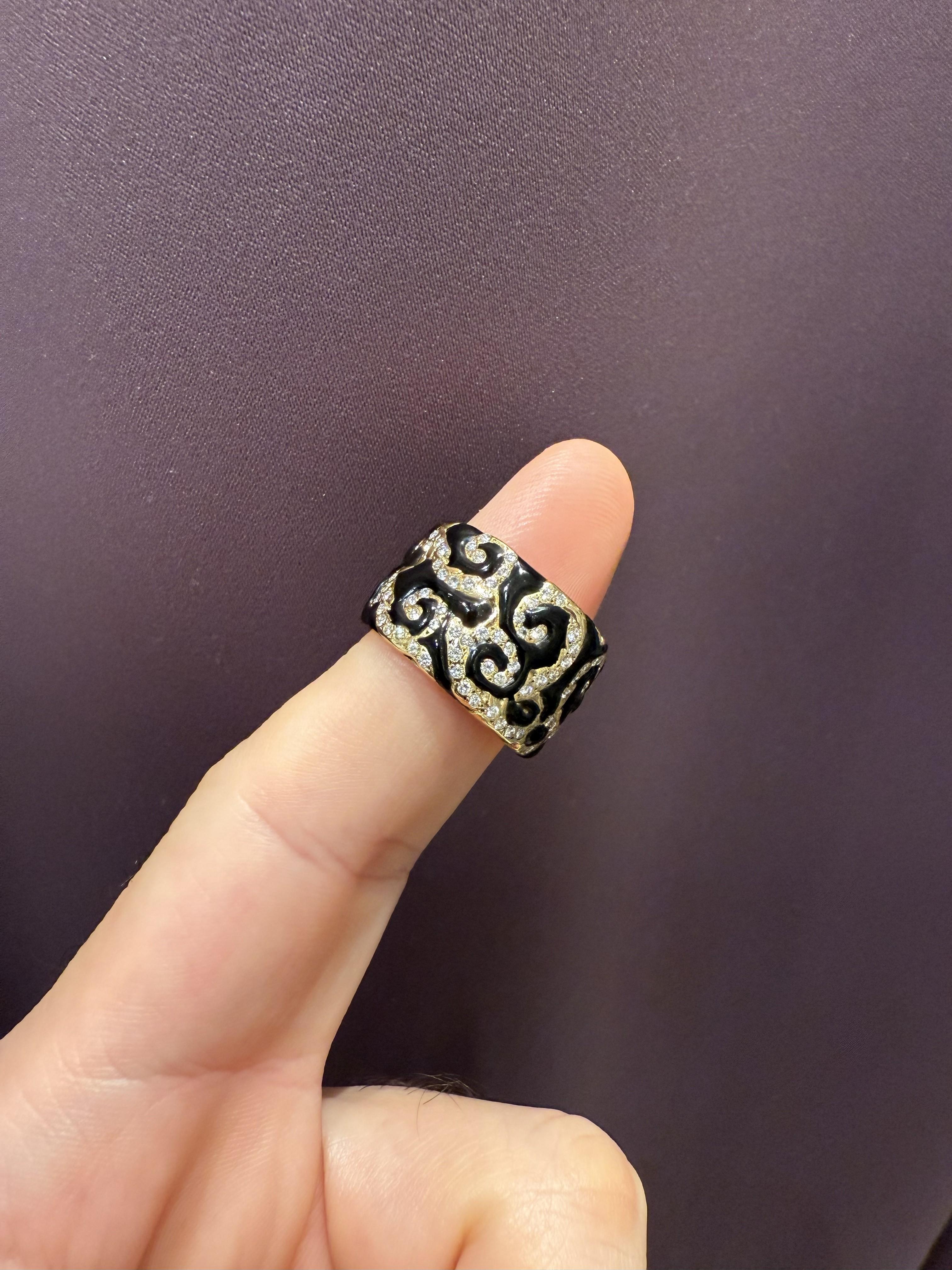 Contemporaneo Anello da cocktail Rosior d'epoca in oro giallo con diamanti e ceramica nera in vendita